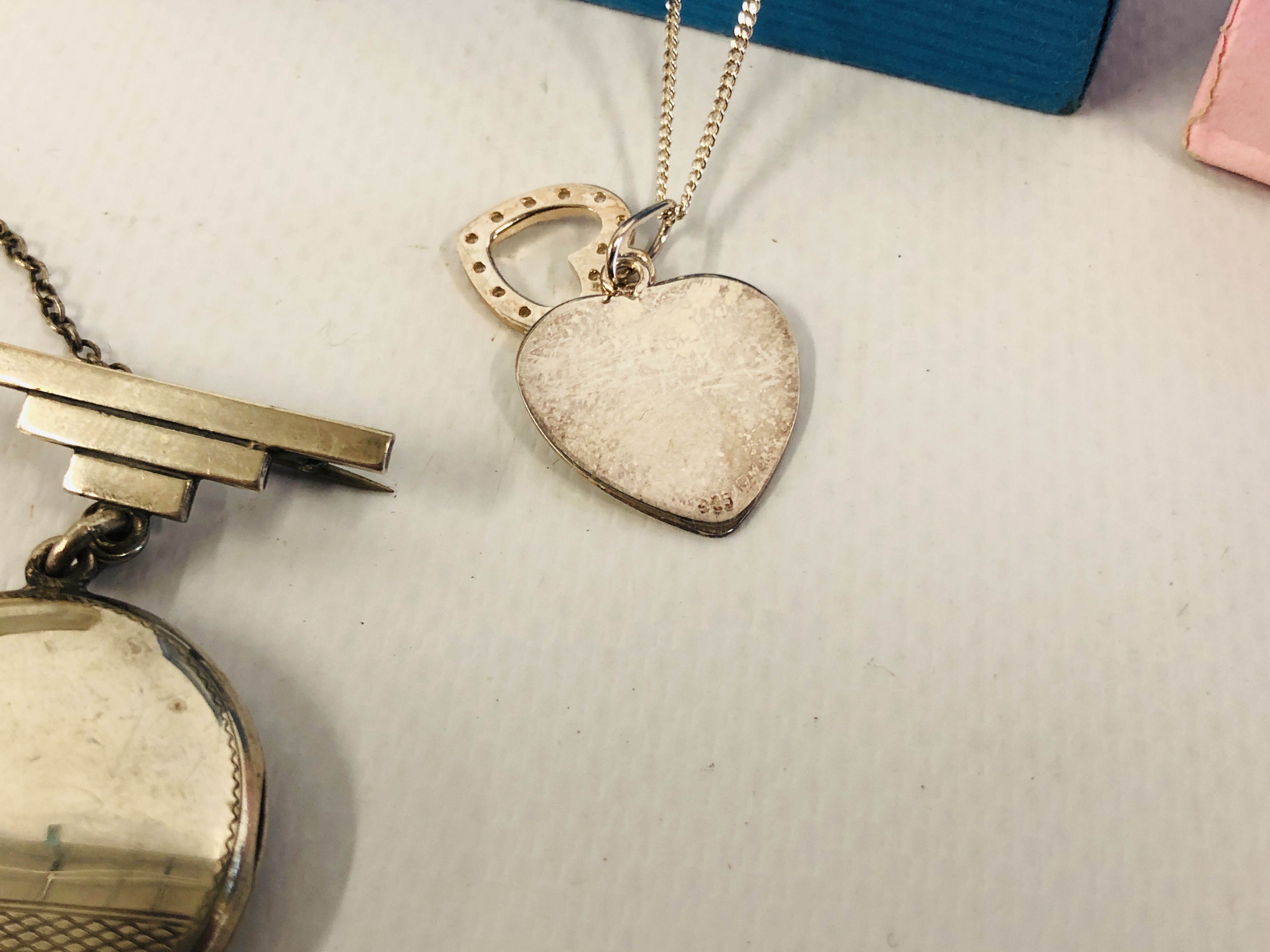 GOLD AND SILVER JEWELLERY TO INCLUDE ART DECO SILVER LOCKET AND A 14CT. - Image 4 of 8