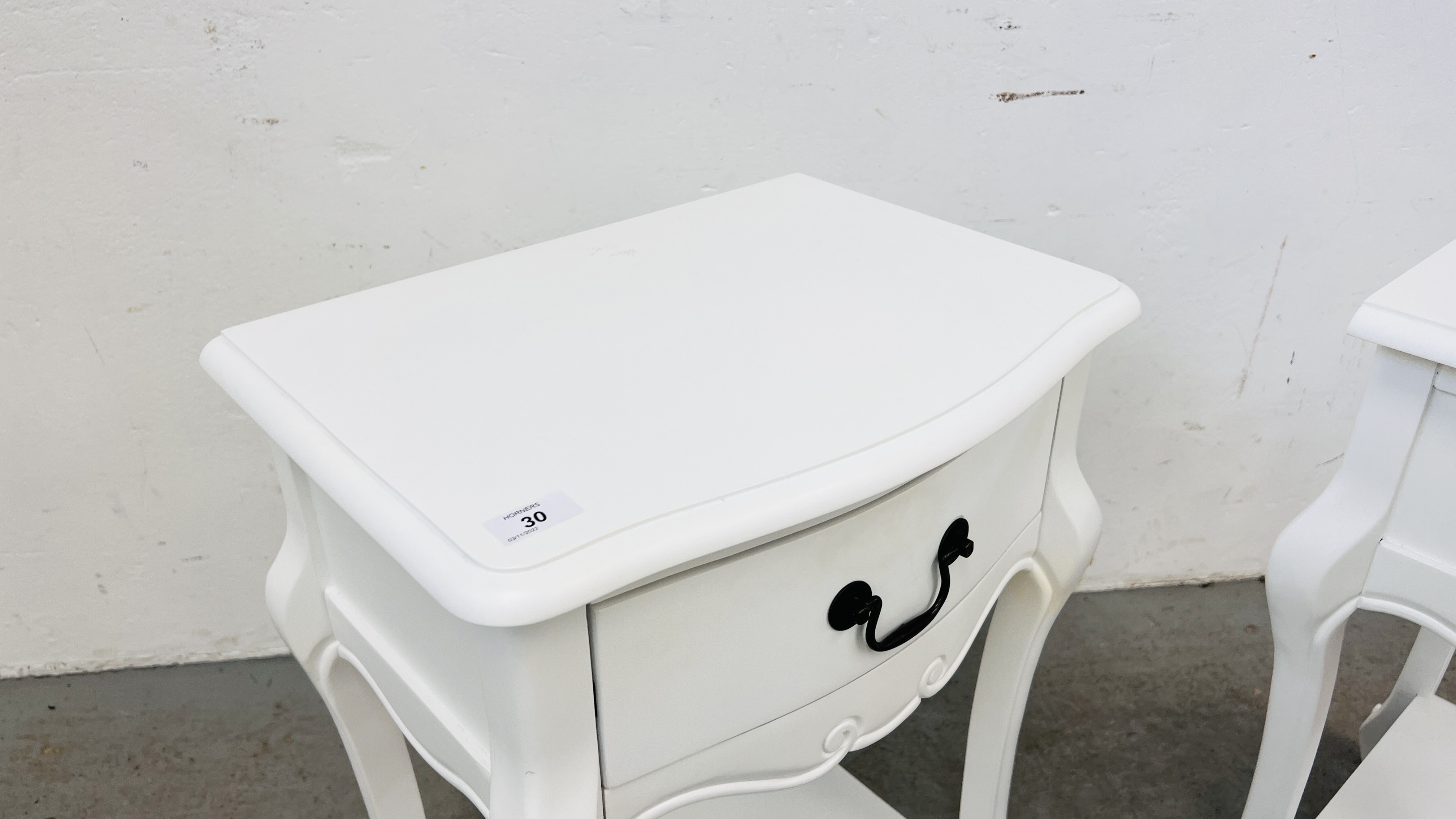 A PAIR OF FRENCH STYLE WHITE FINISHED SINGLE DRAWER BEDSIDE TABLES. - Bild 4 aus 9