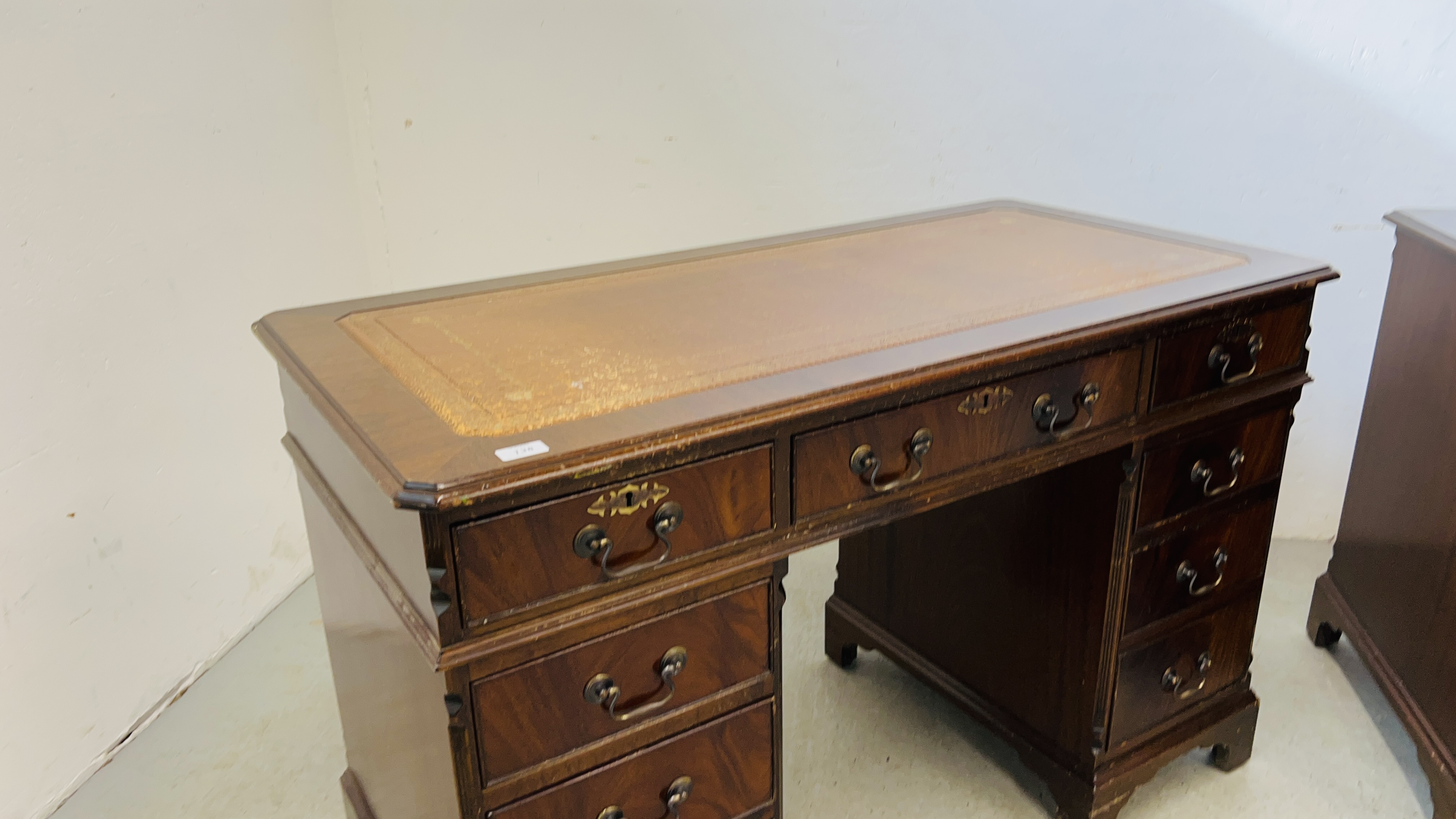 A REPRODUCTION TWIN PEDESTAL HOME OFFICE DESK WITH TAN LEATHERETTE TOOLED TOP WIDTH 122CM. - Image 4 of 10