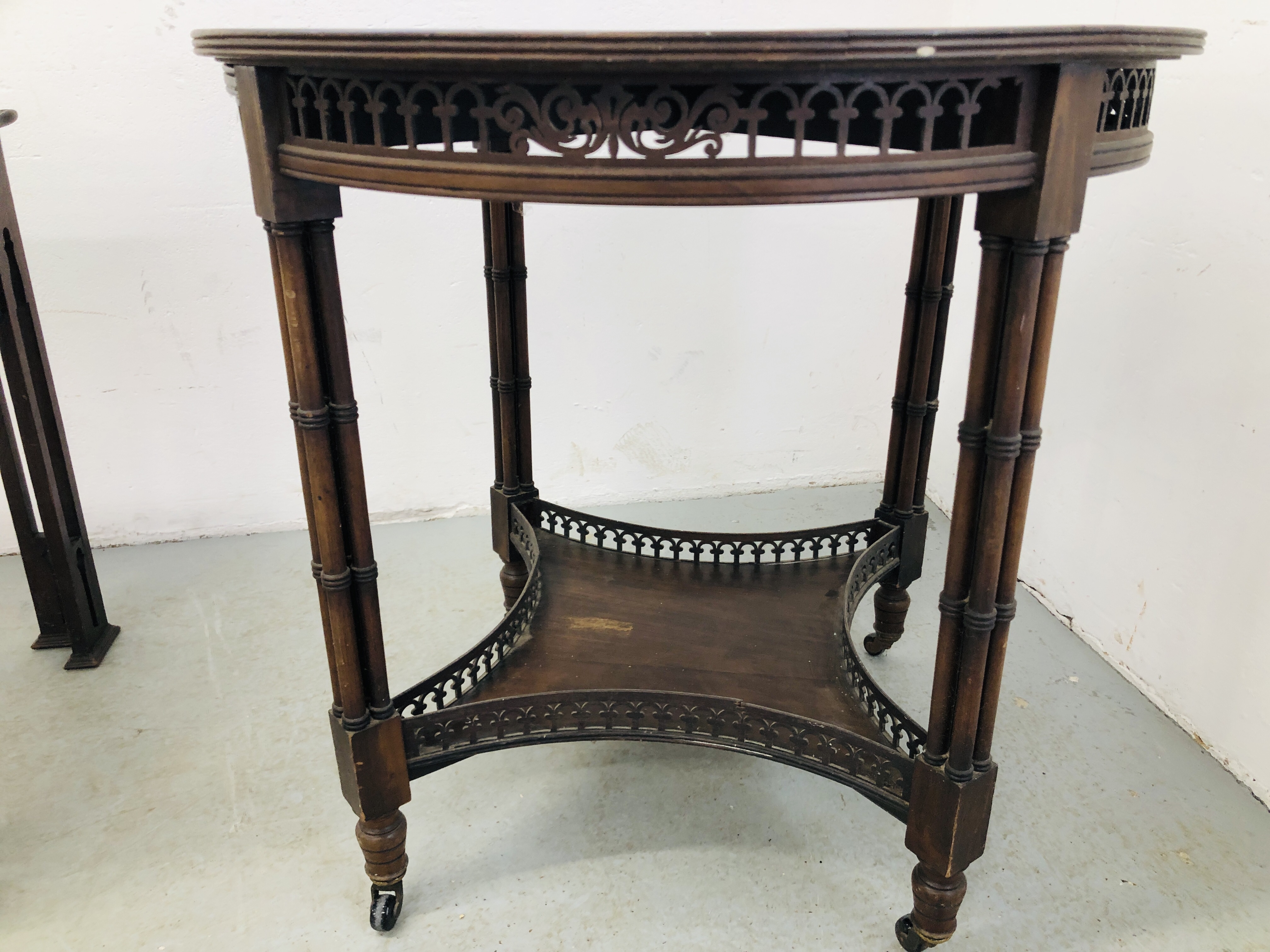 AN ANTIQUE CIRCULAR OCCASIONAL TABLE WITH FRET WORK DETAIL AND GALLERIED SHELF BELOW EACH LEGS - Image 7 of 10
