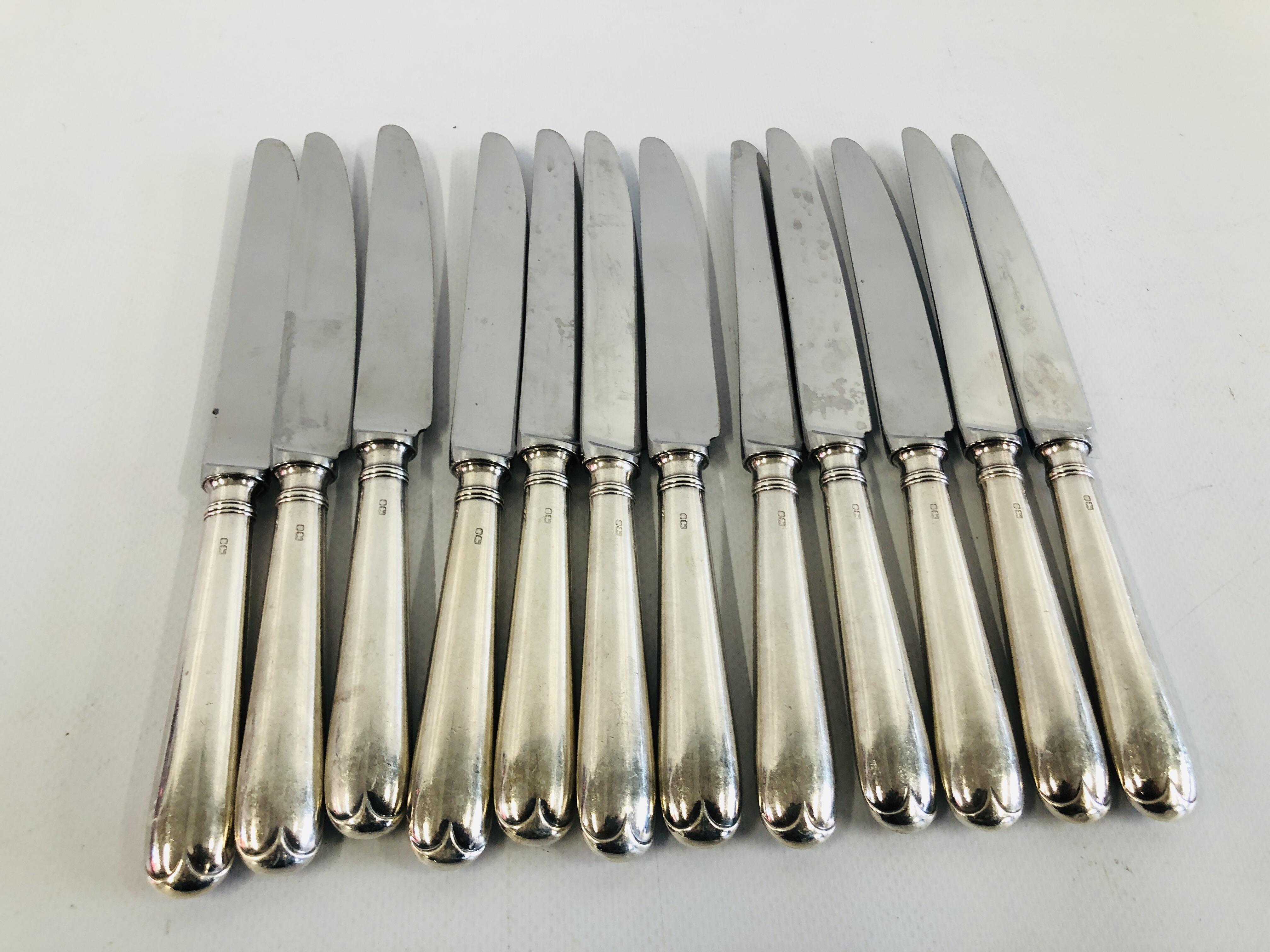 A SET 0F TWELVE SILVER HANDLED TABLE KNIVES - Image 7 of 8