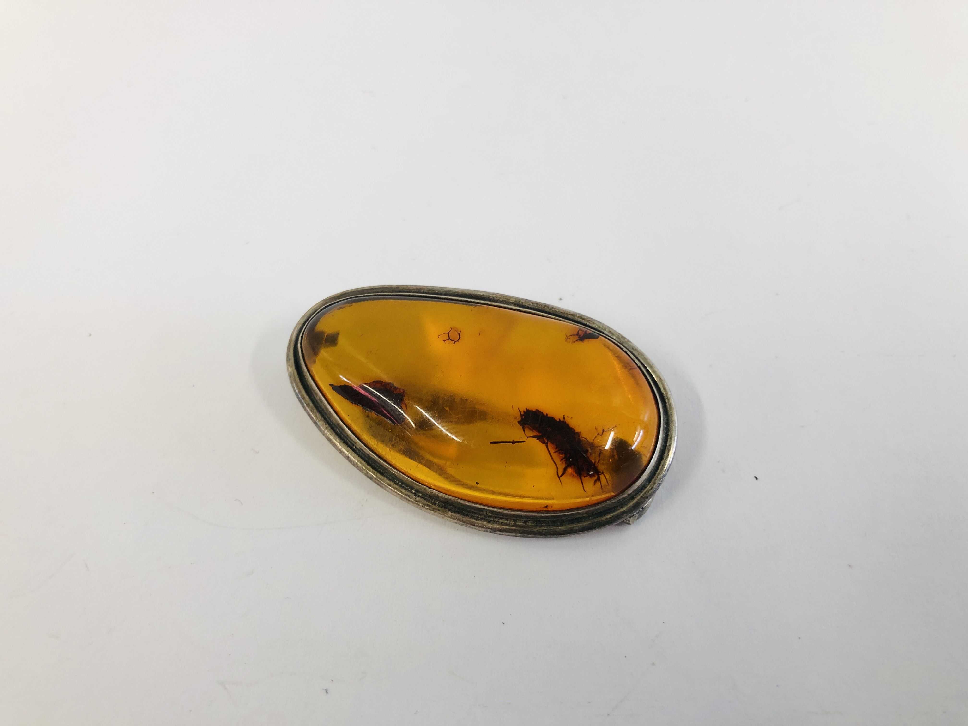 A SILVER MOUNTED AMBER BROOCH - Image 3 of 5