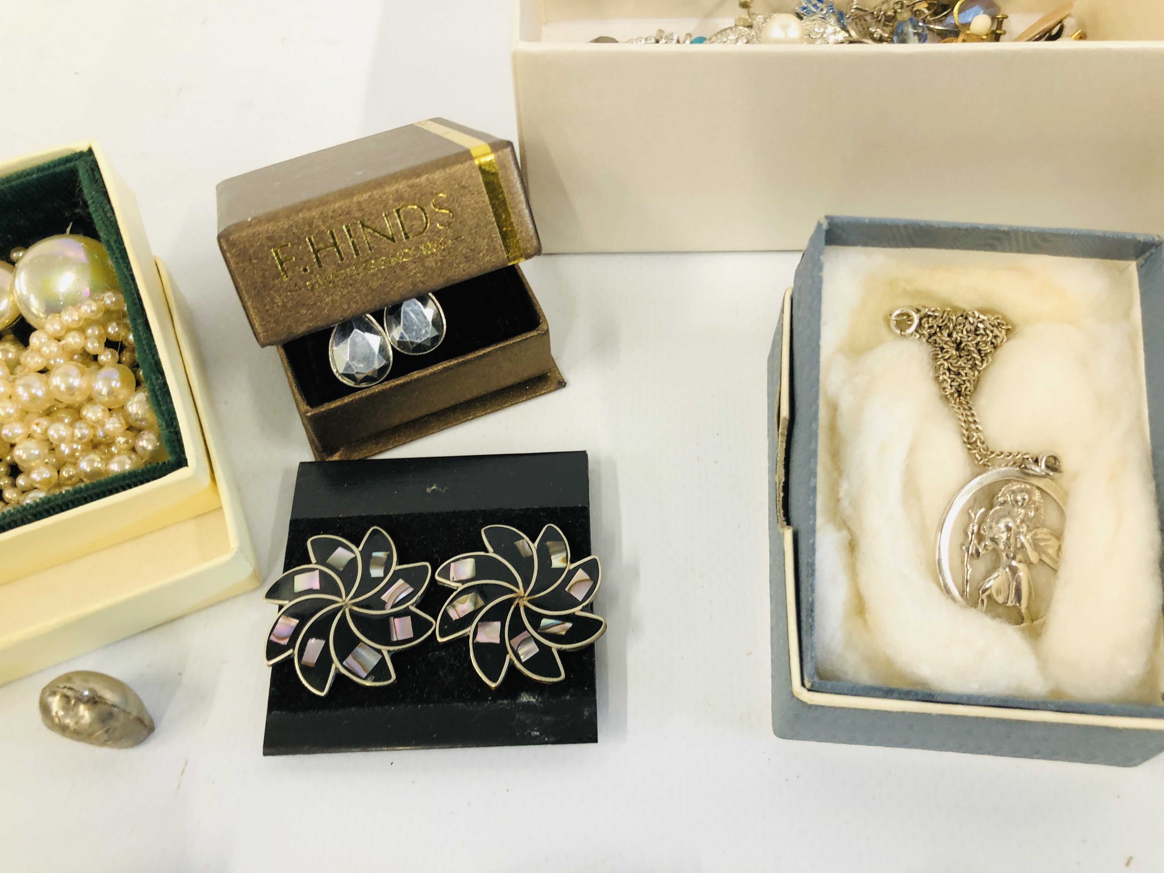 BOX OF MIXED SILVER AND COSTUME JEWELLERY - Image 6 of 9