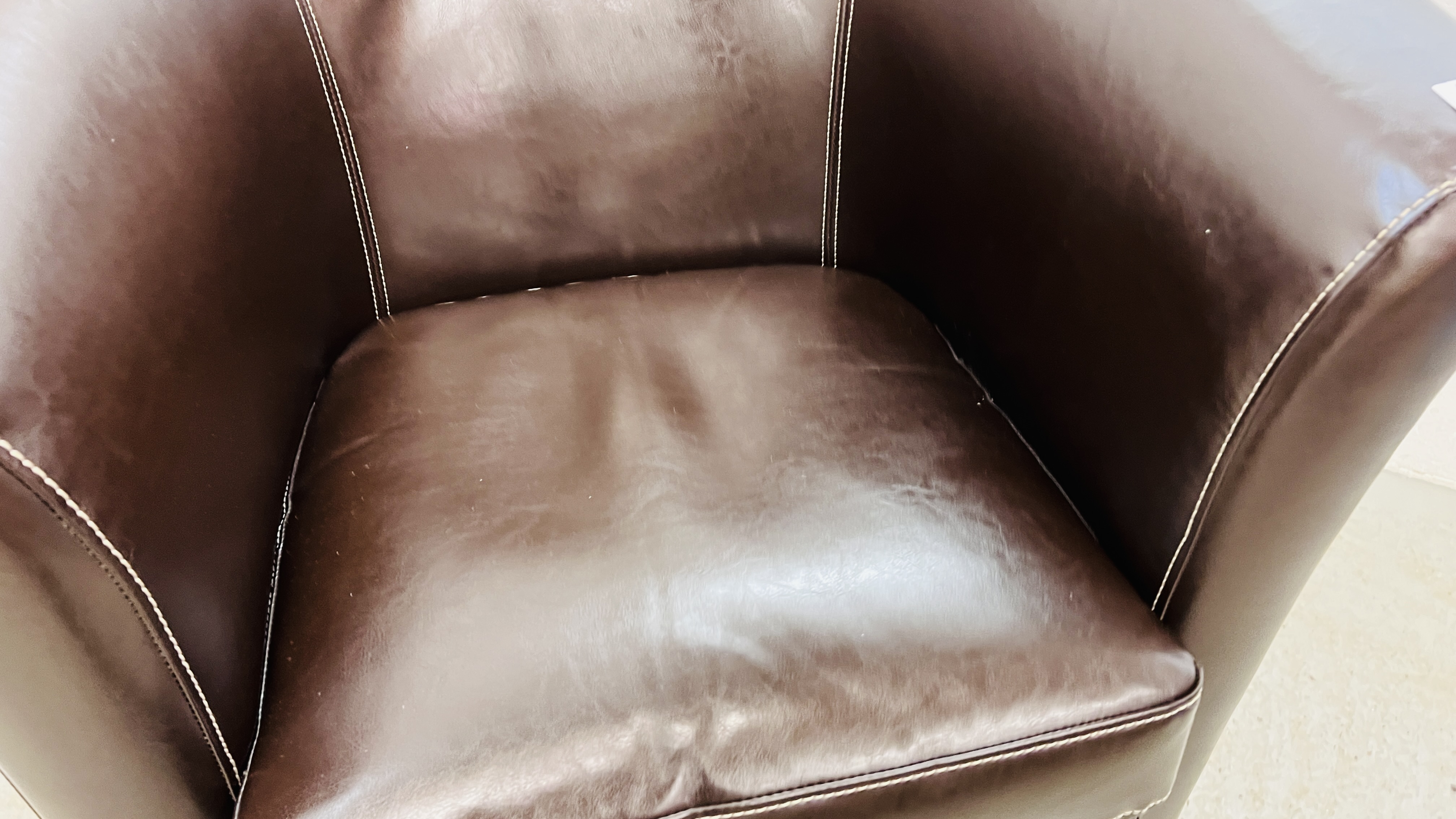 A DARK TAN FAUX LEATHER TUB CHAIR - Bild 6 aus 7