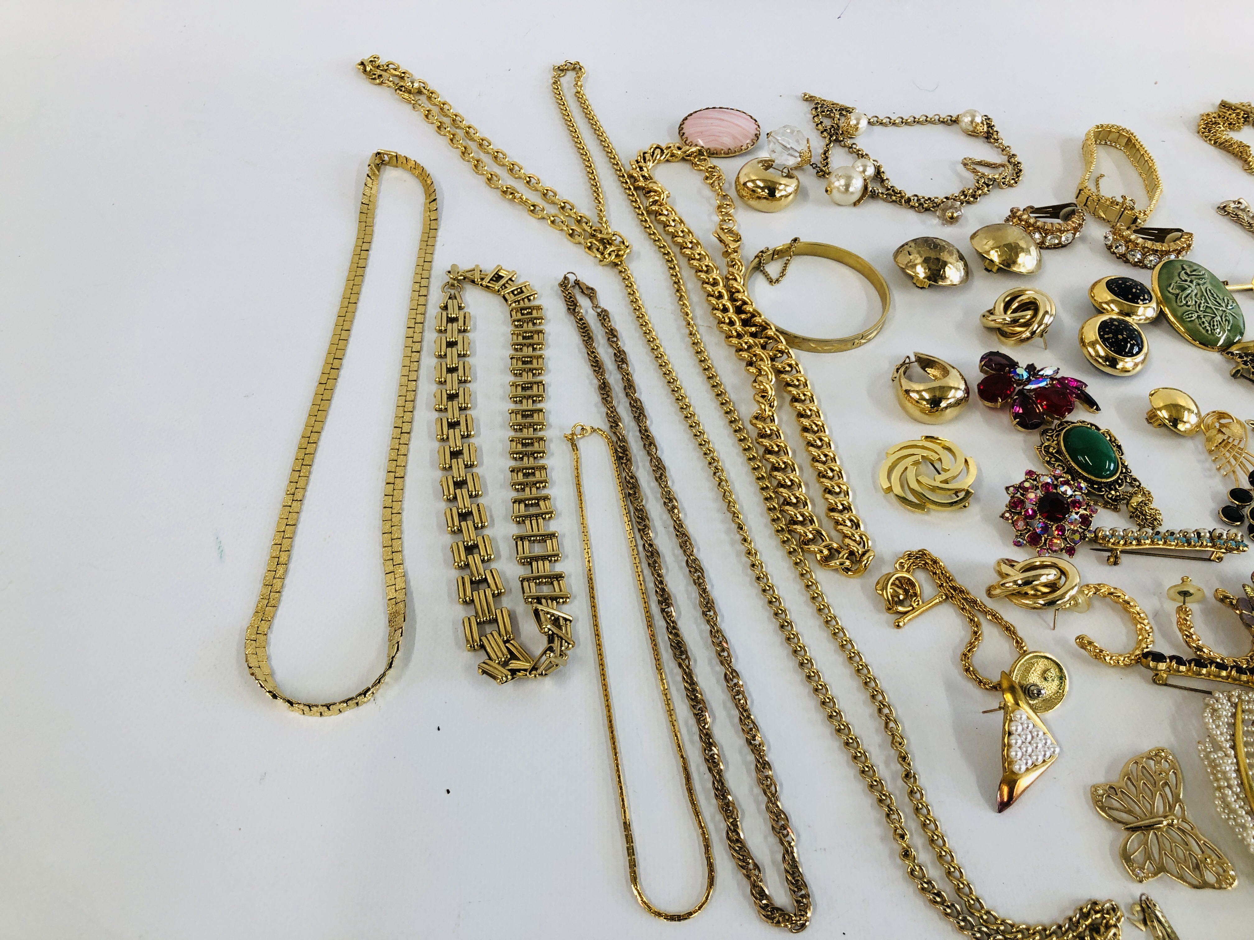 VINTAGE / RETRO AND MODERN GOLD TONE METAL NECKLACES, BRACELETS AND BROOCHES. - Image 6 of 6