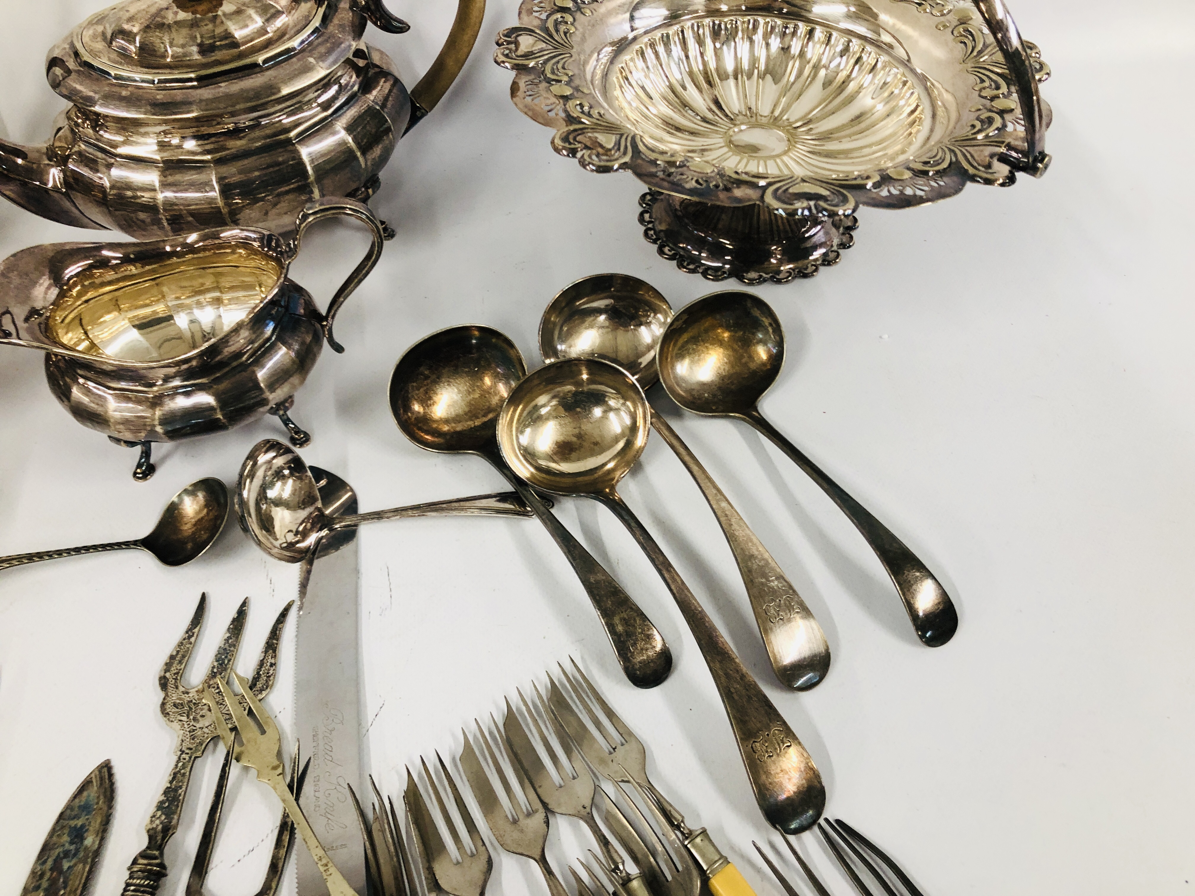 BOX OF ASSORTED VINTAGE SILVER PLATED WARE TO INCLUDE TREEN, THREE PIECE TEA SET + COFFEE POT, - Image 3 of 11