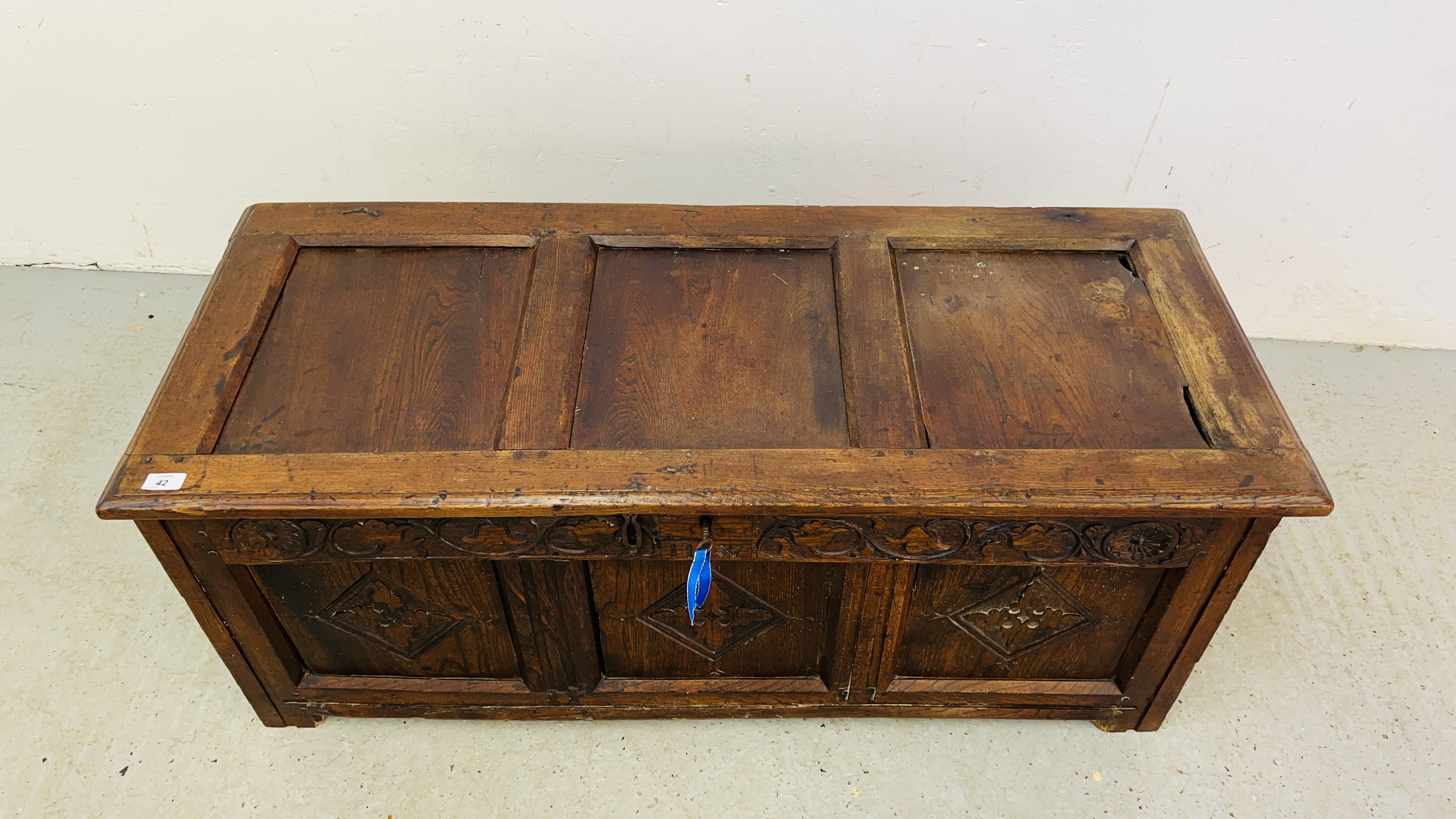 AN C18TH. ELM WOOD COFFER WITH CARVED PANEL DETAILING WIDTH 122CM. DEPTH 50CM. HEIGHT 49CM. - Bild 2 aus 18