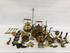 BOX OF MIXED METAL WARE TO INCLUDE HORSE BRASSES, COPPER AND BRASS KETTLES ETC.