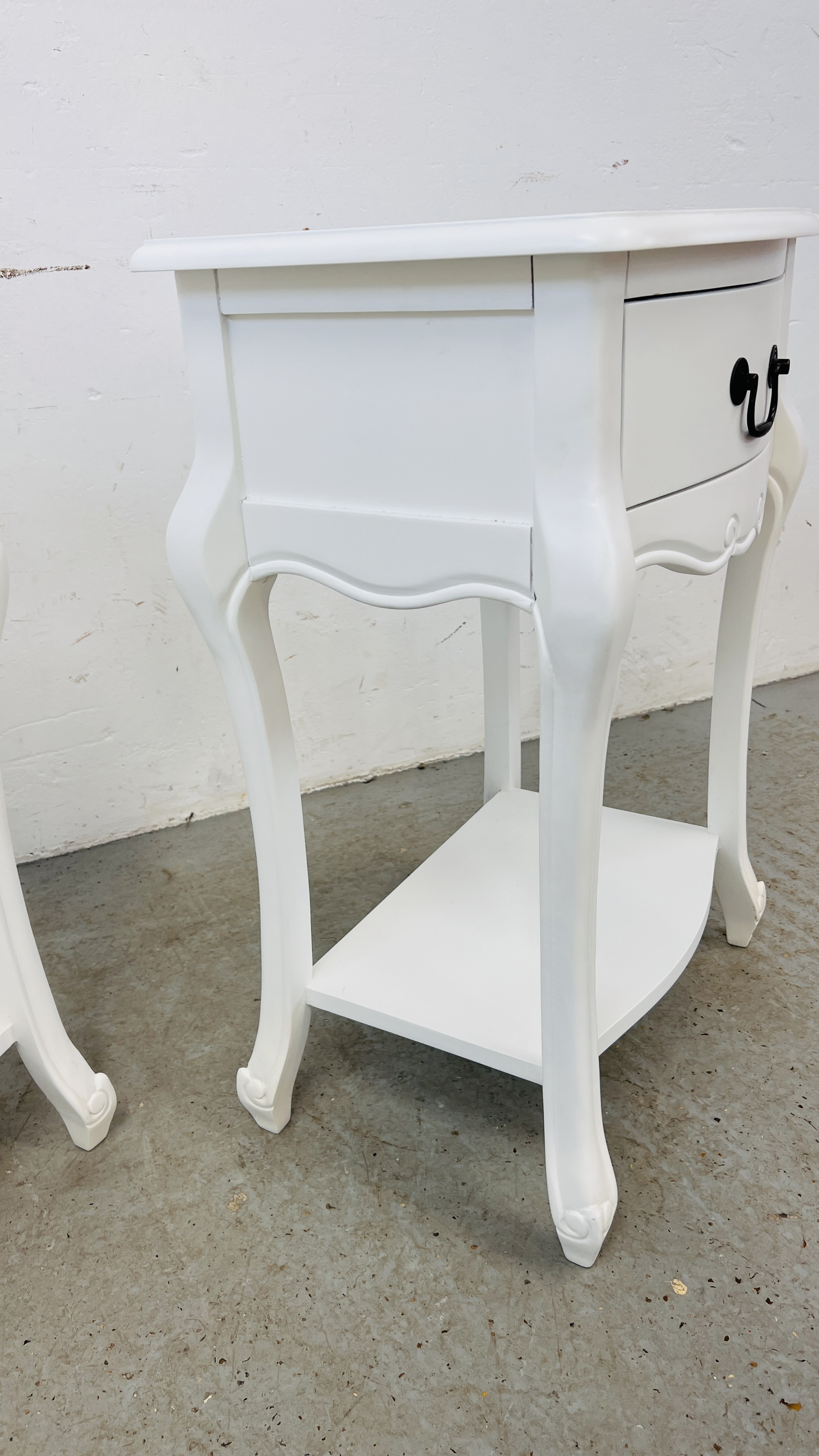 A PAIR OF FRENCH STYLE WHITE FINISHED SINGLE DRAWER BEDSIDE TABLES. - Bild 8 aus 9