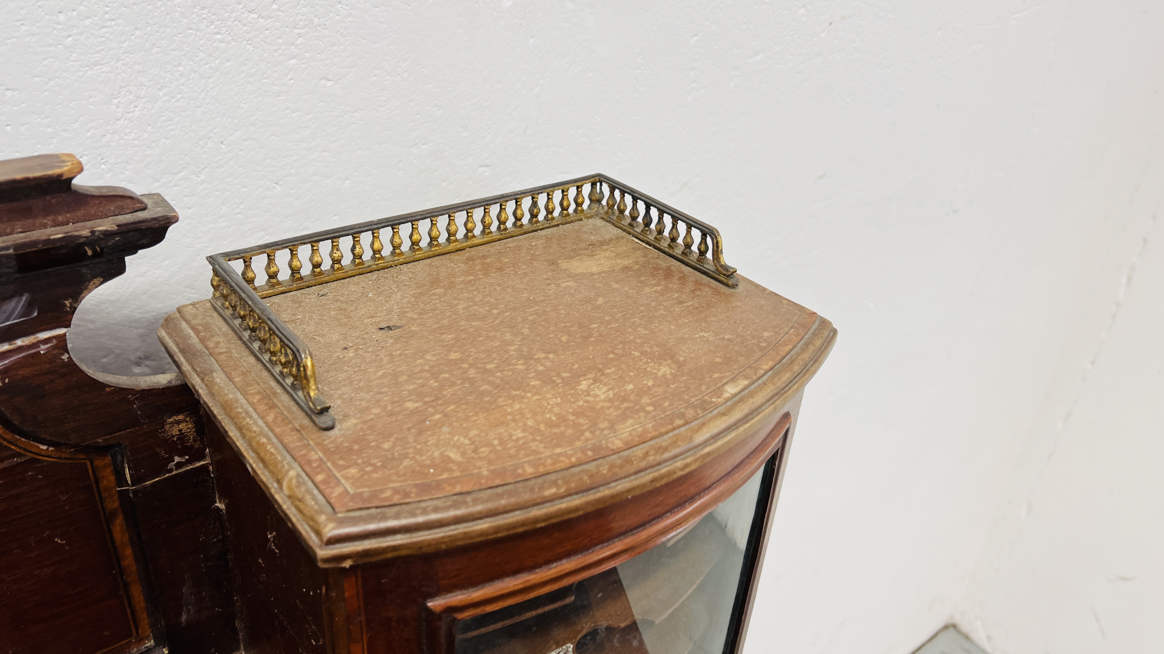 AN EDWARDIAN MAHOGANY AND INLAID WRITING DESK, - Image 7 of 19