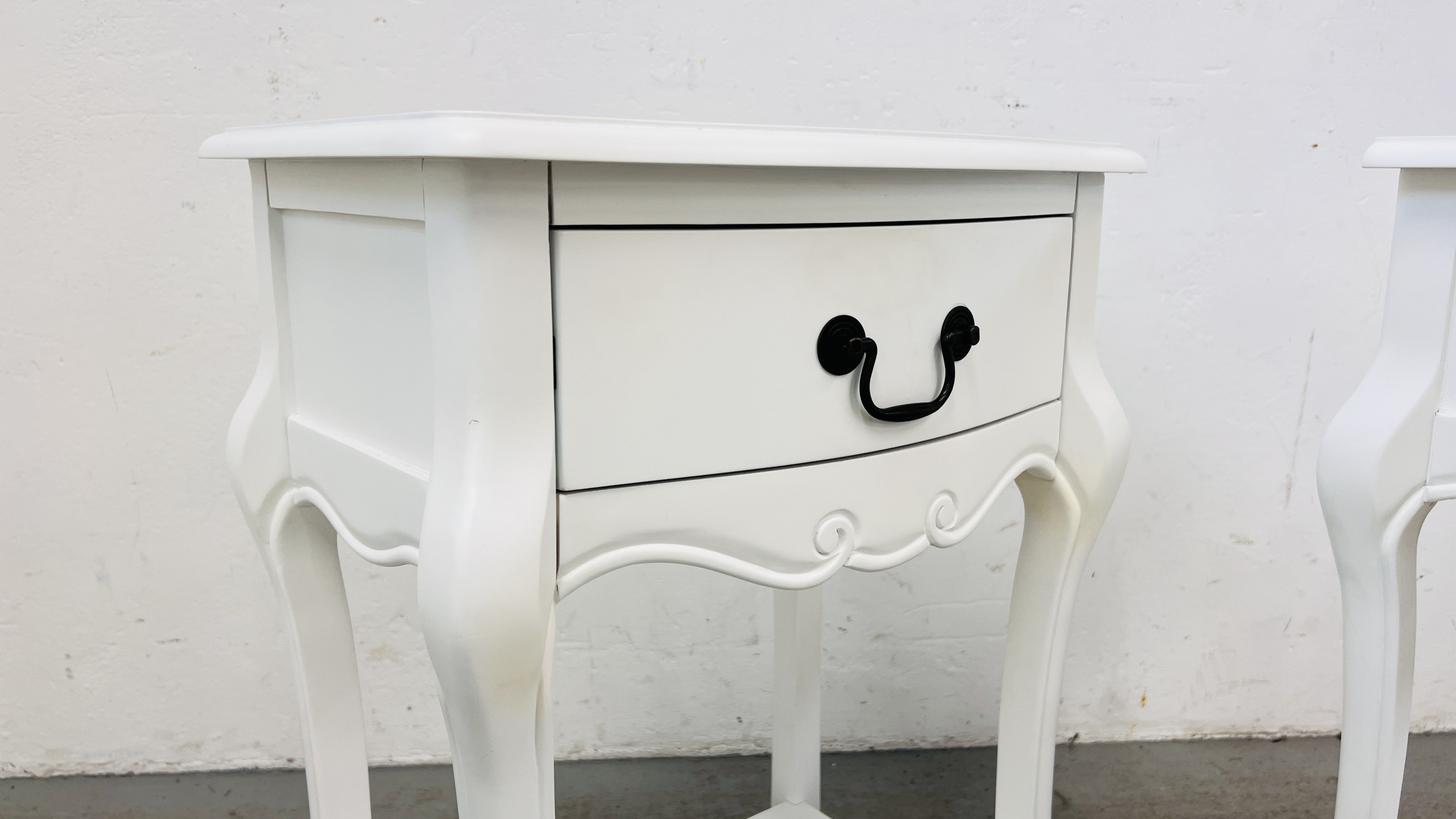 A PAIR OF FRENCH STYLE WHITE FINISHED SINGLE DRAWER BEDSIDE TABLES. - Bild 6 aus 9