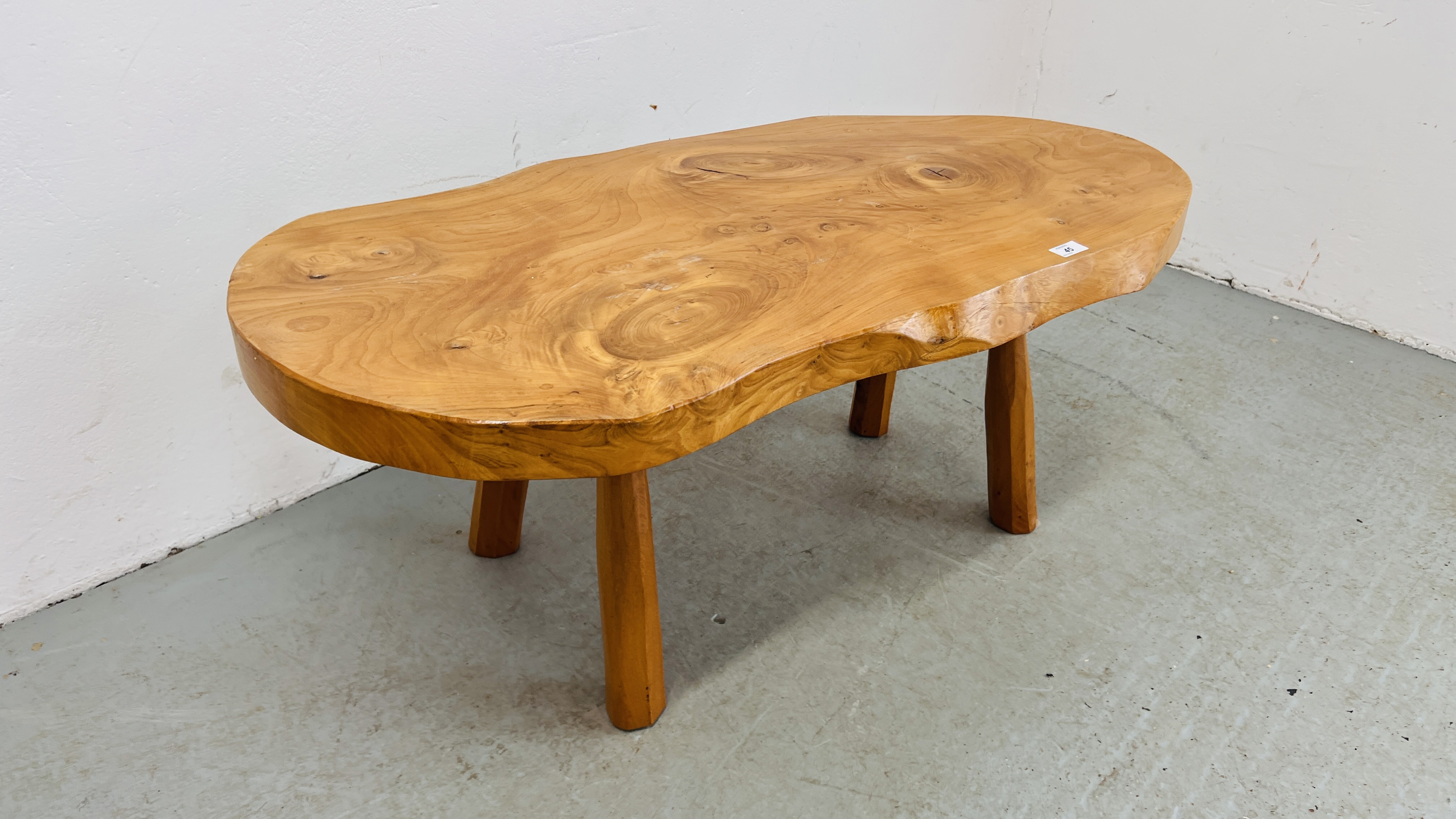 AN ELM WOOD CRAFTS STYLE SLAB WOOD COFFEE TABLE LENGTH 110CM. WIDTH 56CM. - Bild 3 aus 7