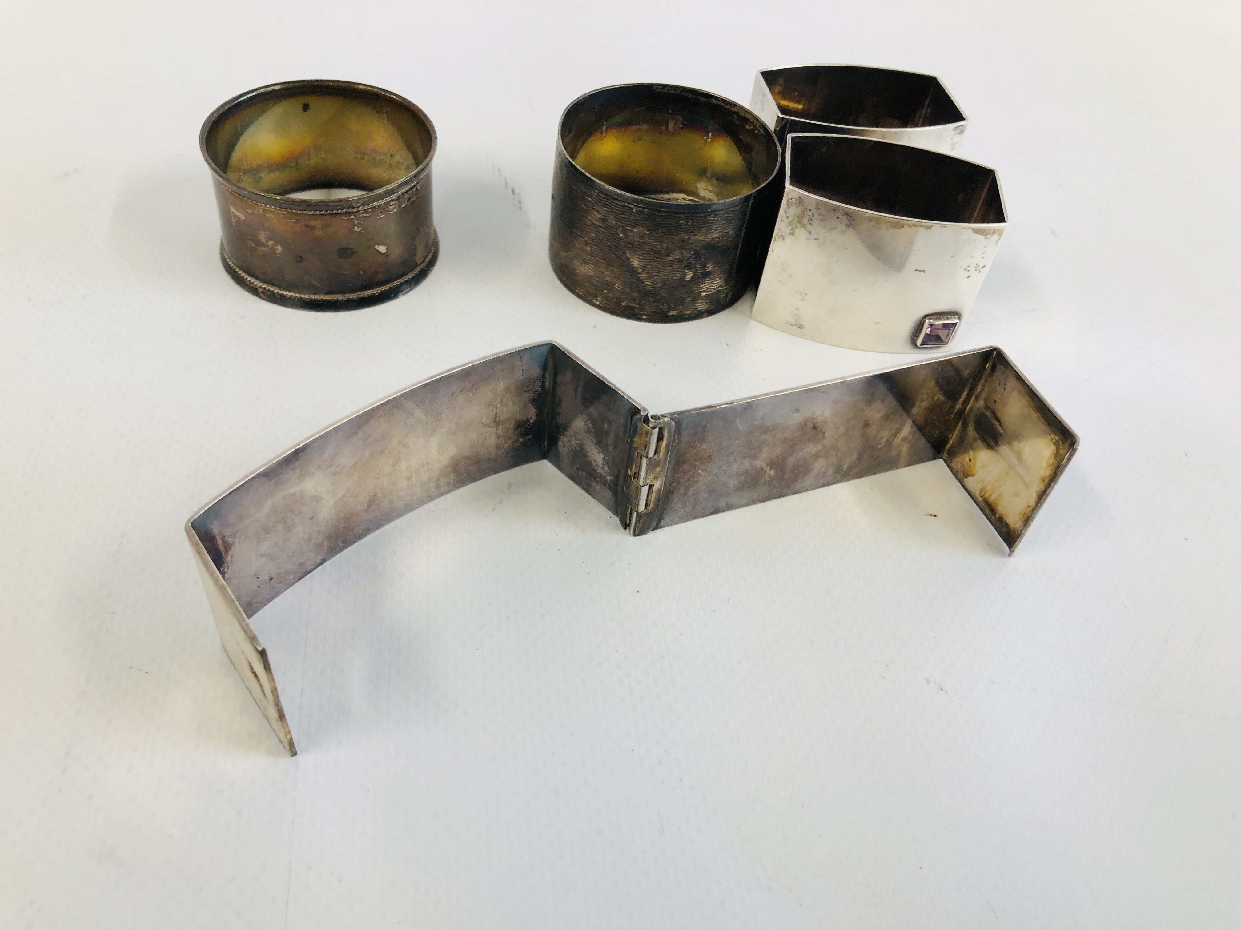 A PAIR OF SILVER STONE SET NAPKIN RINGS MAKER H.W. - Image 6 of 7