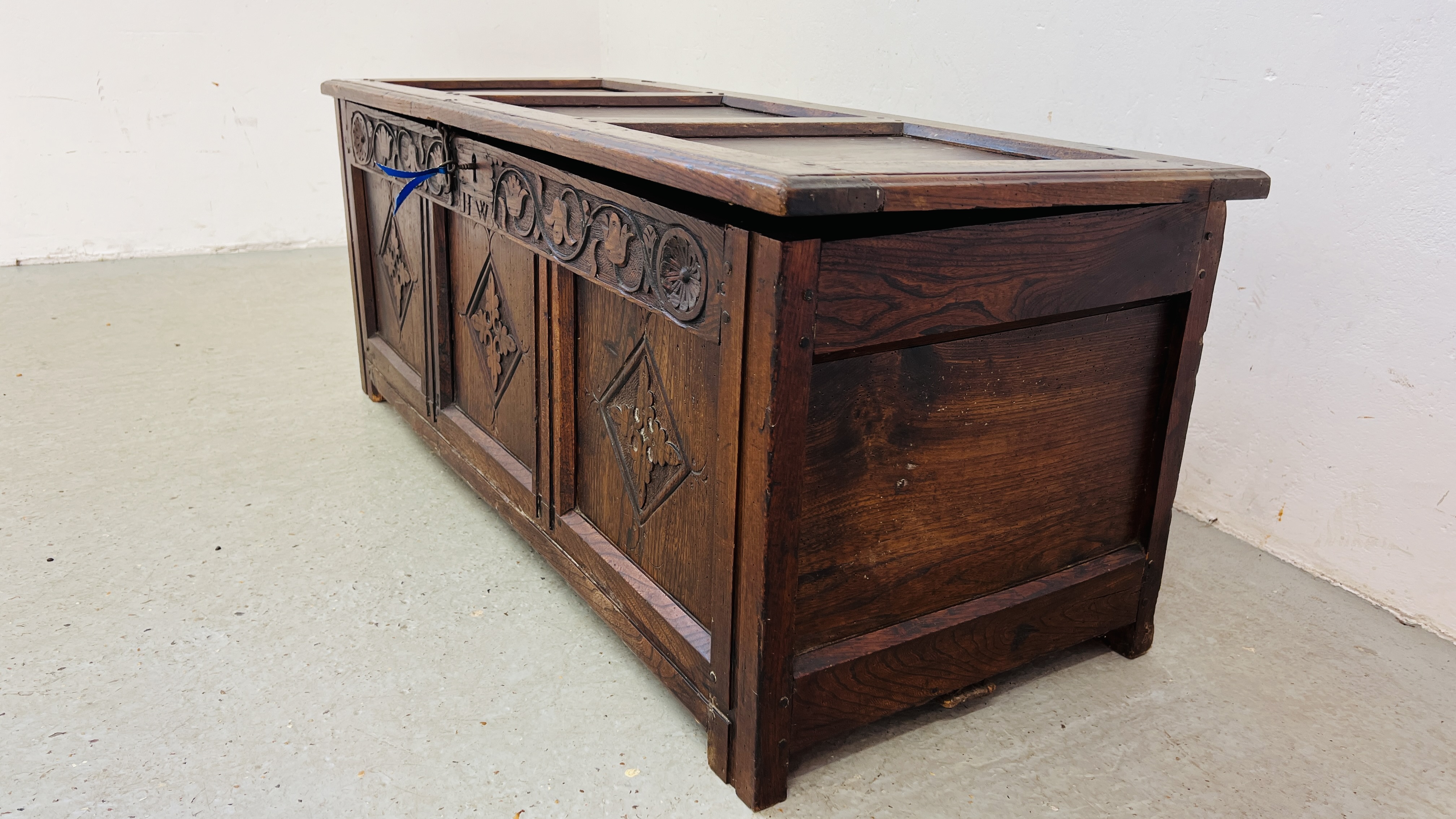 AN C18TH. ELM WOOD COFFER WITH CARVED PANEL DETAILING WIDTH 122CM. DEPTH 50CM. HEIGHT 49CM. - Bild 4 aus 18