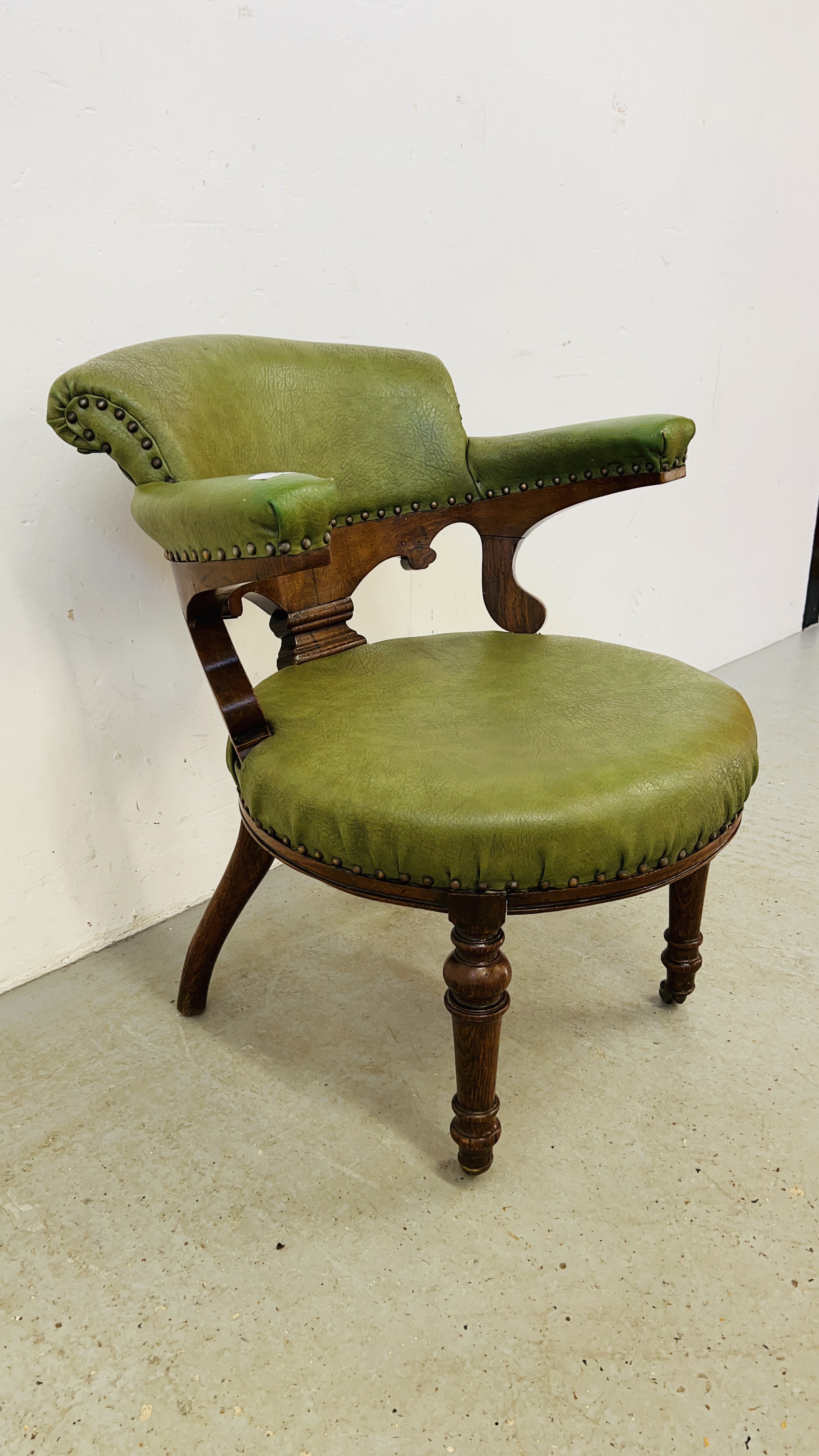 AN ANTIQUE OAK FRAMED TUB CHAIR WITH BOTTLE GREEN LEATHER UPHOLSTERY AND STUD DETAILING. - Image 7 of 7