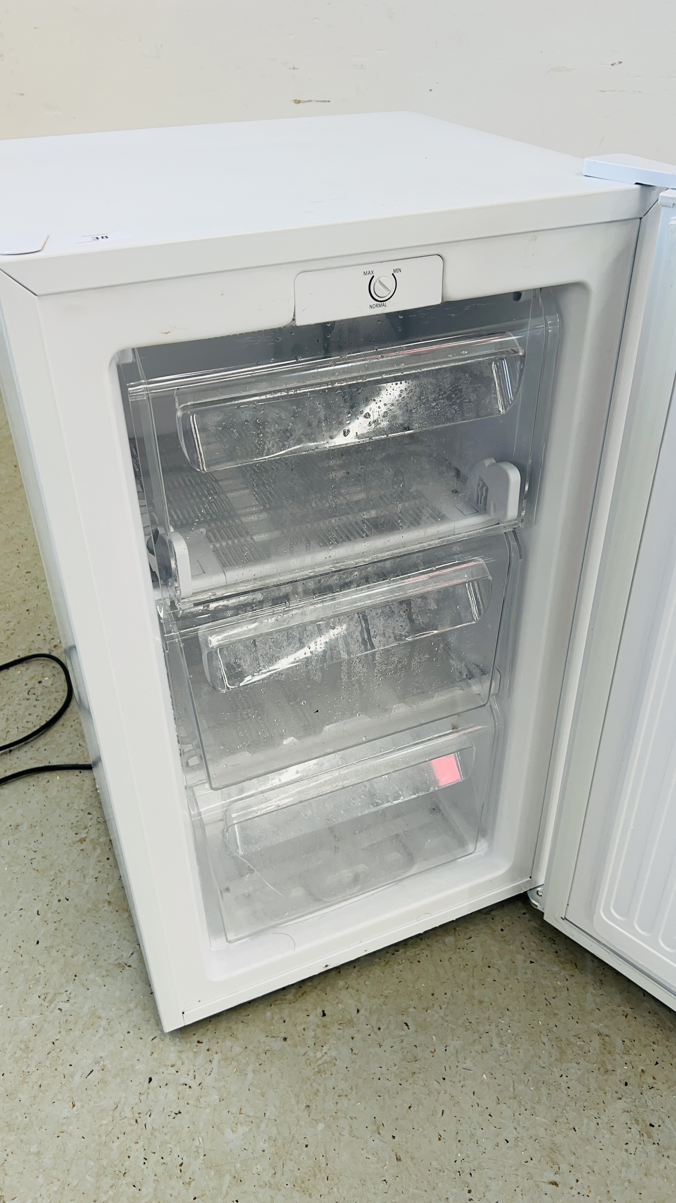AN UNBRANDED UNDERCOUNTER THREE DRAWER FREEZER - SOLD AS SEEN. - Image 4 of 6
