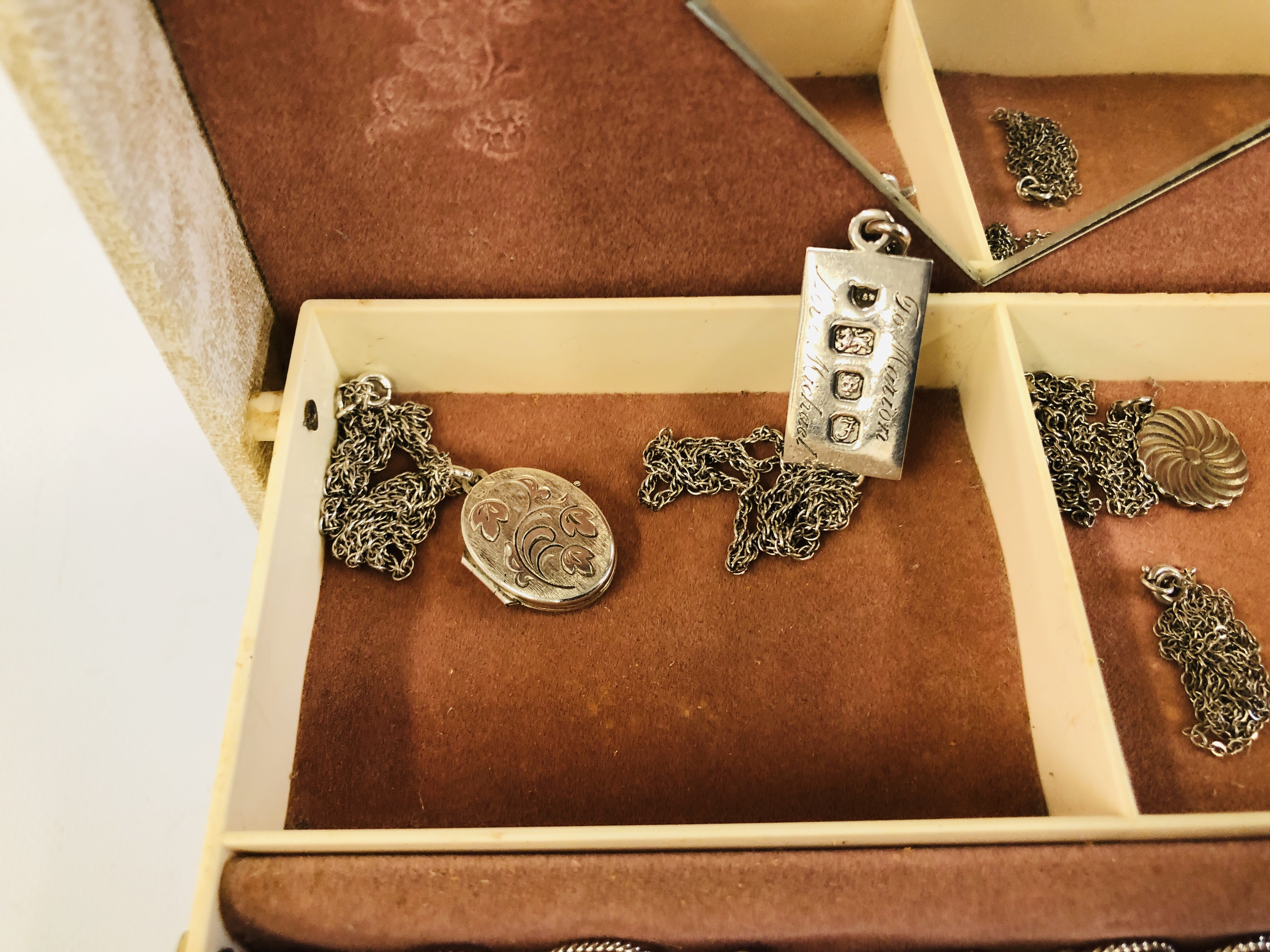 JEWELLERY BOX CONTAINING SILVER AND COSTUME JEWELLERY - Image 4 of 7