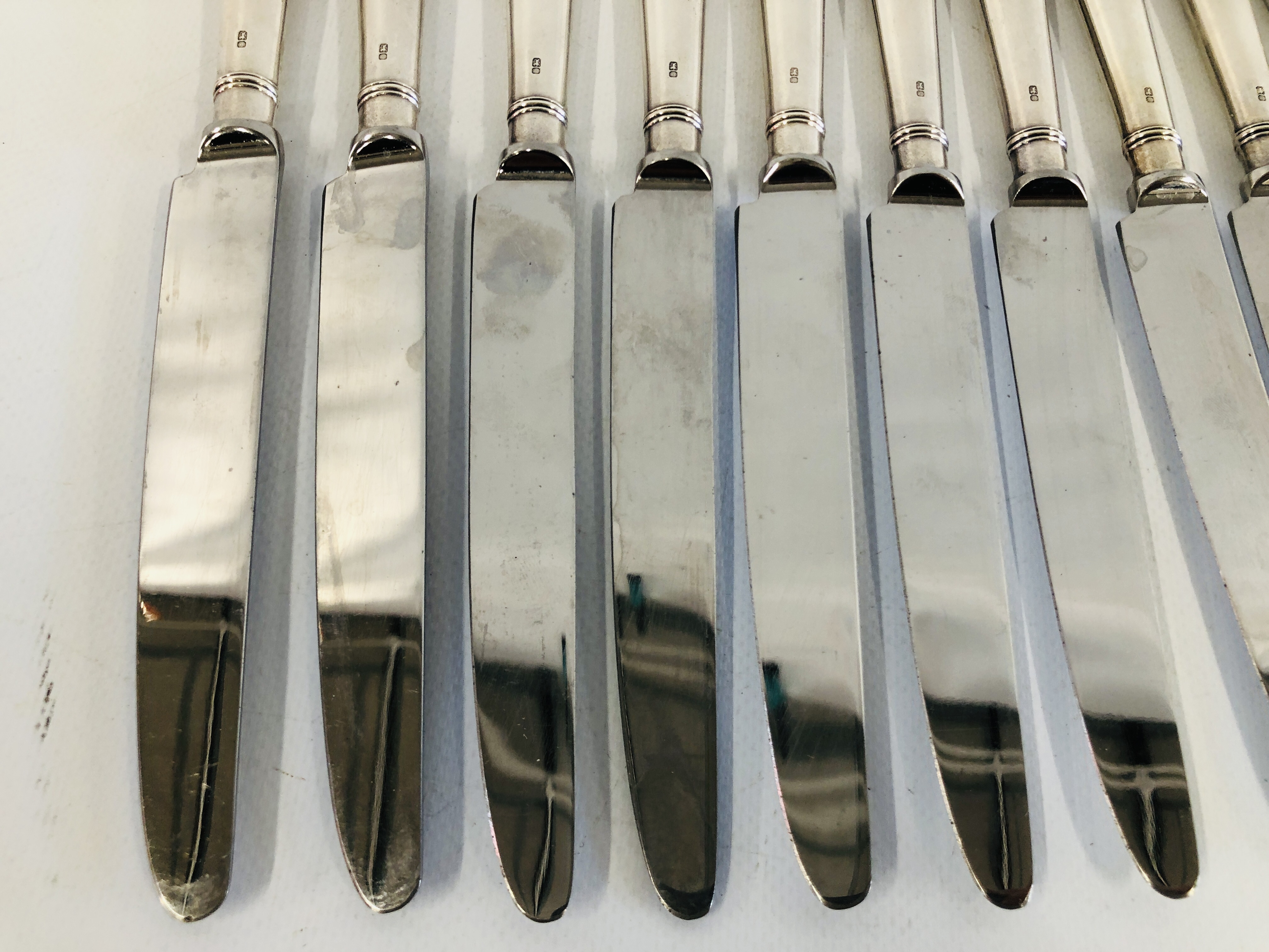 A SET OF TWELVE LARGE SILVER HANDLED TABLE KNIVES - Image 6 of 10