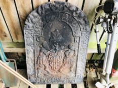 A HEAVY CAST IRON FIRE BACK WITH DECORATIVE DESIGN, W 59CM, H 82CM.