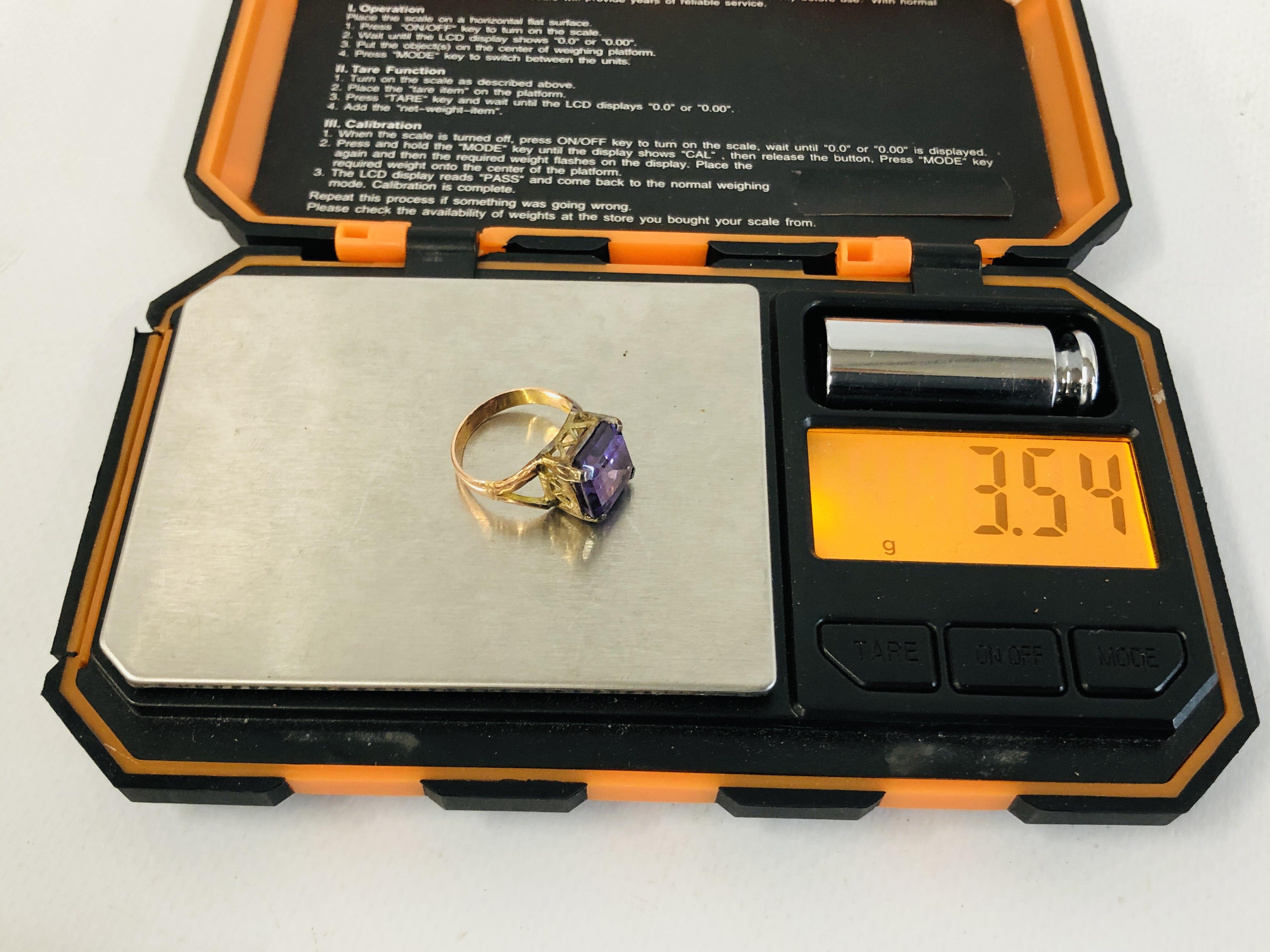 A YELLOW METAL AMETHYST RING IN CAGE SETTING SIZE G/H - Image 6 of 7