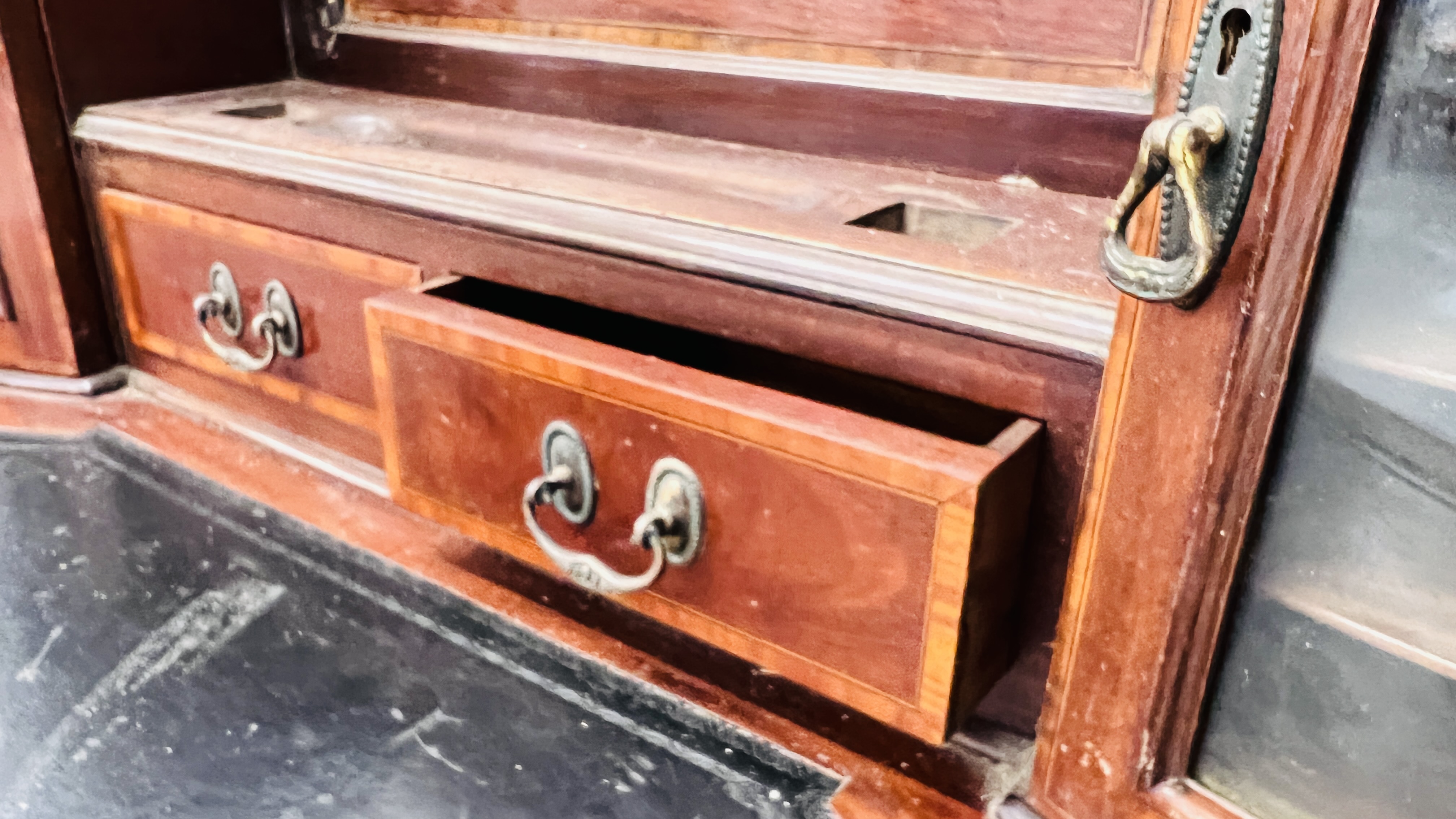 AN EDWARDIAN MAHOGANY AND INLAID WRITING DESK, - Image 17 of 19