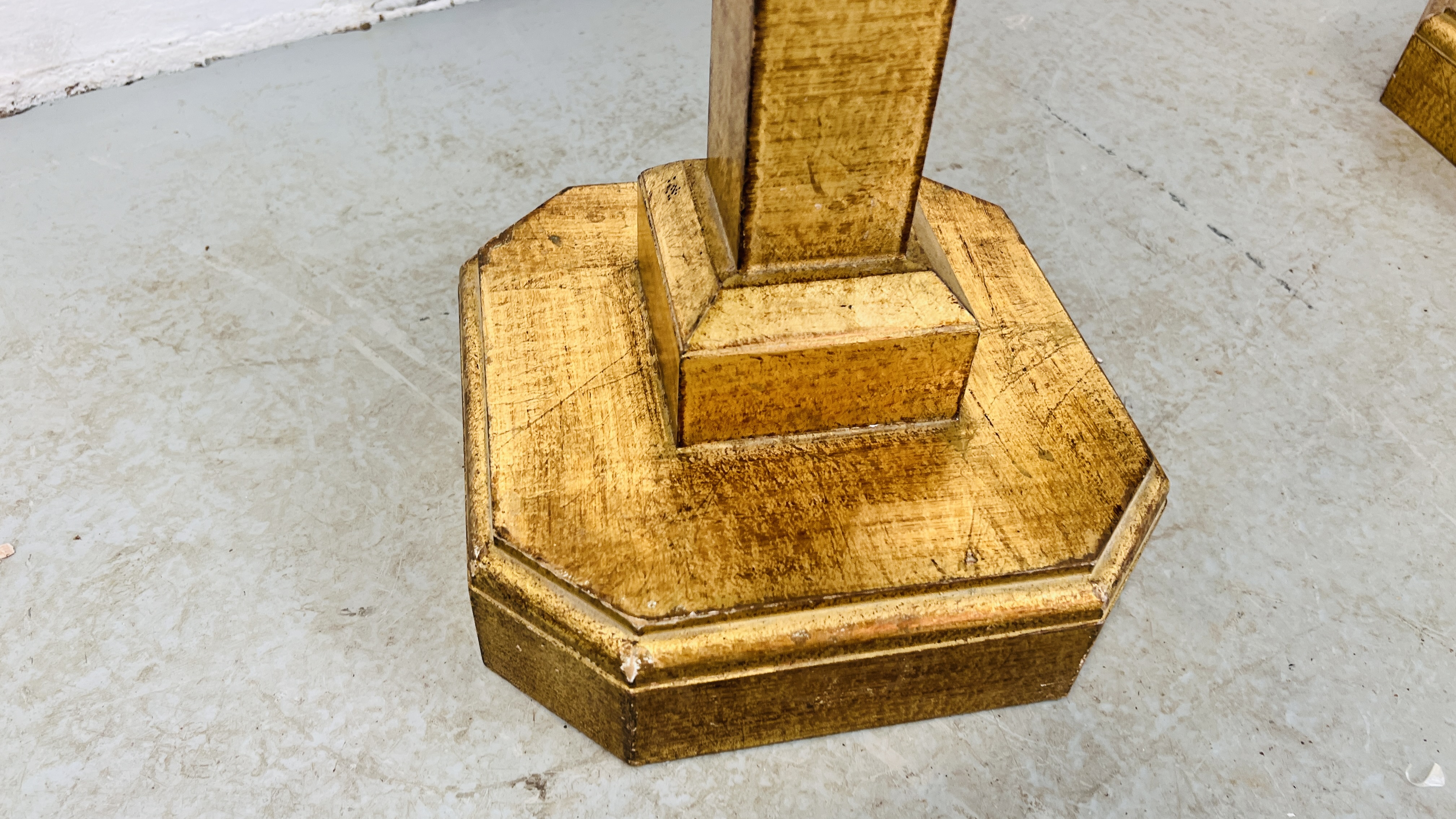 A PAIR OF GOLD FINISHED PEDESTAL SIDE TABLES W 46CM, D 46CM, H 60CM. - Image 6 of 8