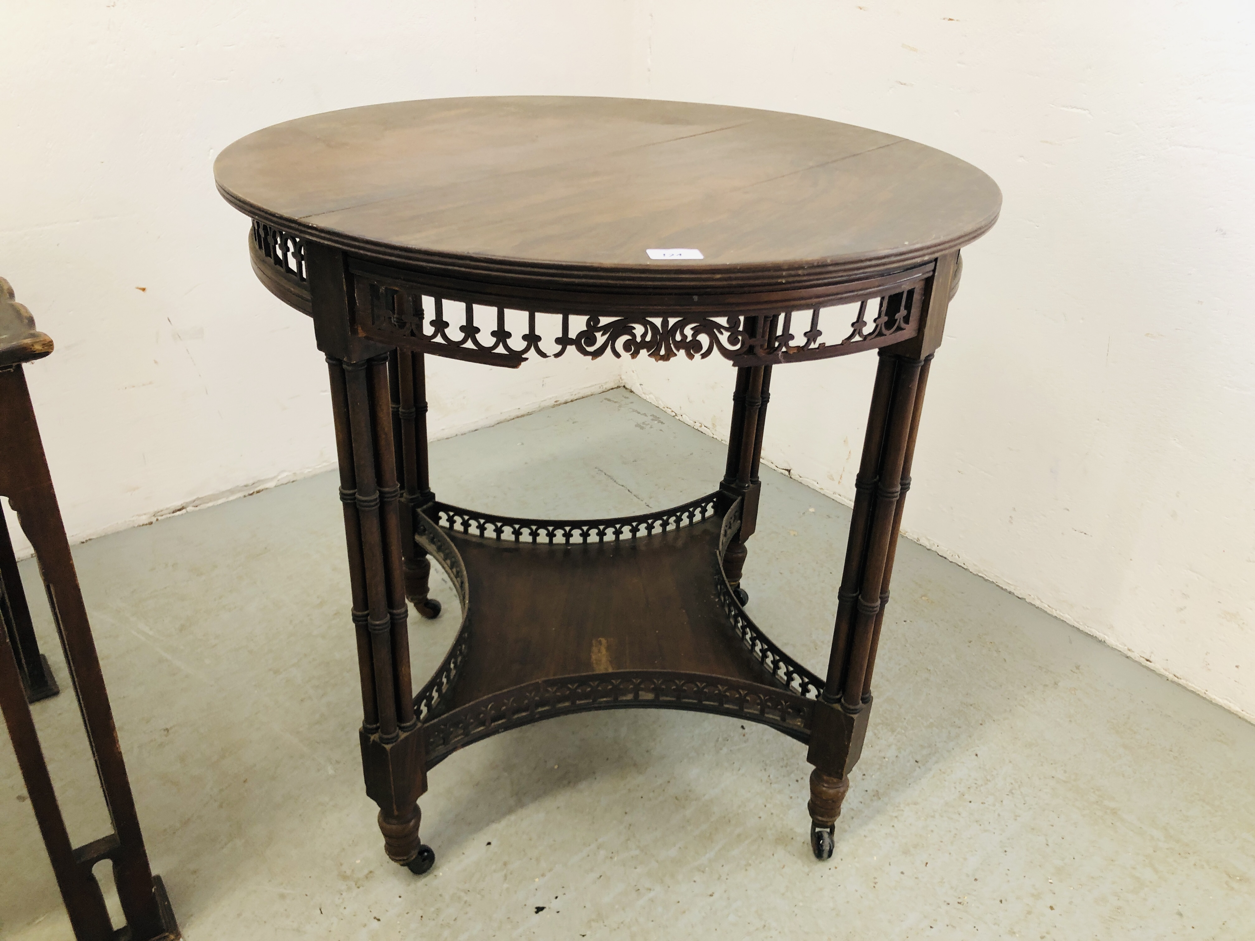 AN ANTIQUE CIRCULAR OCCASIONAL TABLE WITH FRET WORK DETAIL AND GALLERIED SHELF BELOW EACH LEGS - Image 2 of 10