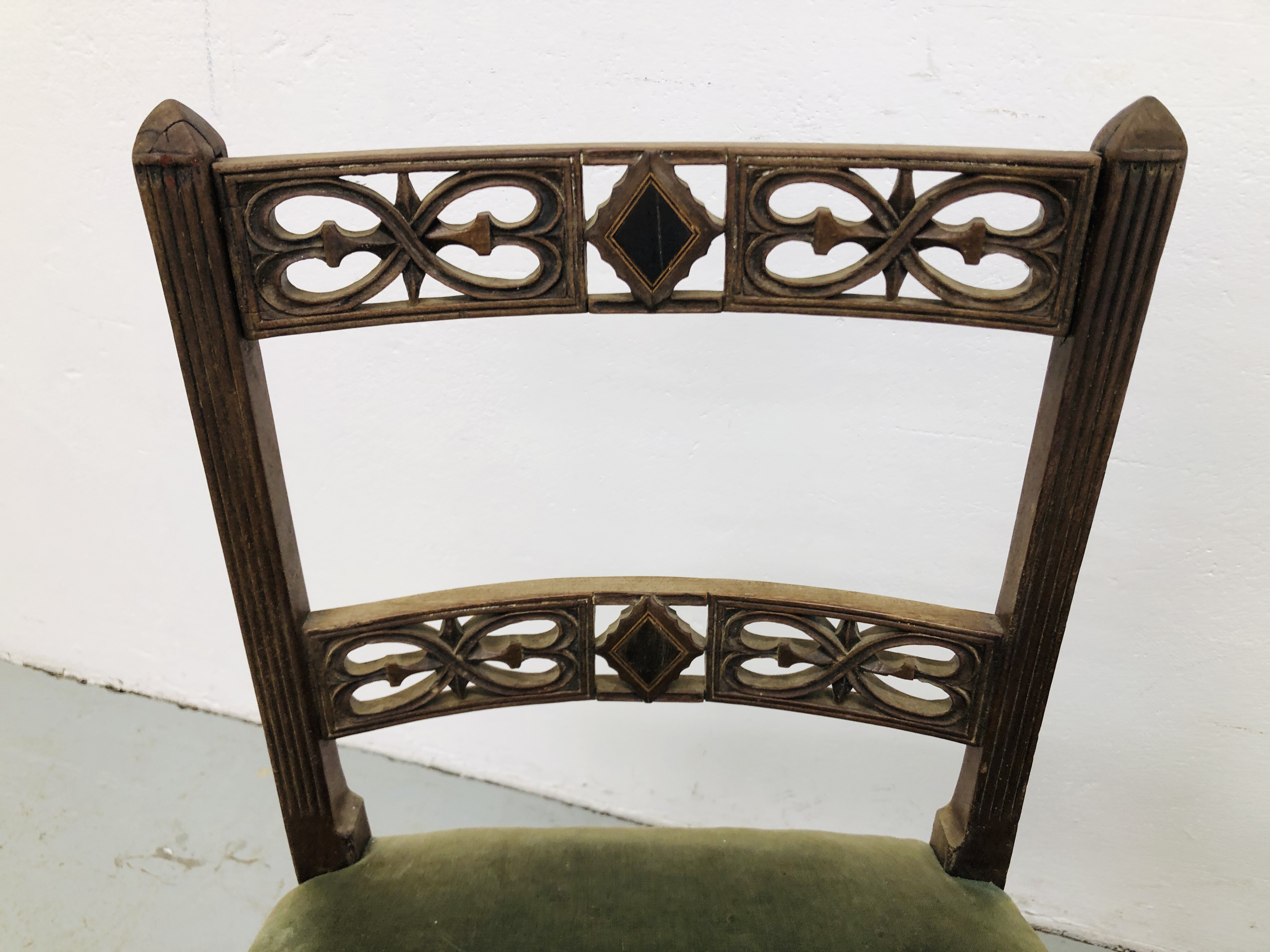 A SET OF THREE GEORGIAN OAK CHIPPENDALE CHAIRS ON REEDED LEG - Image 9 of 10