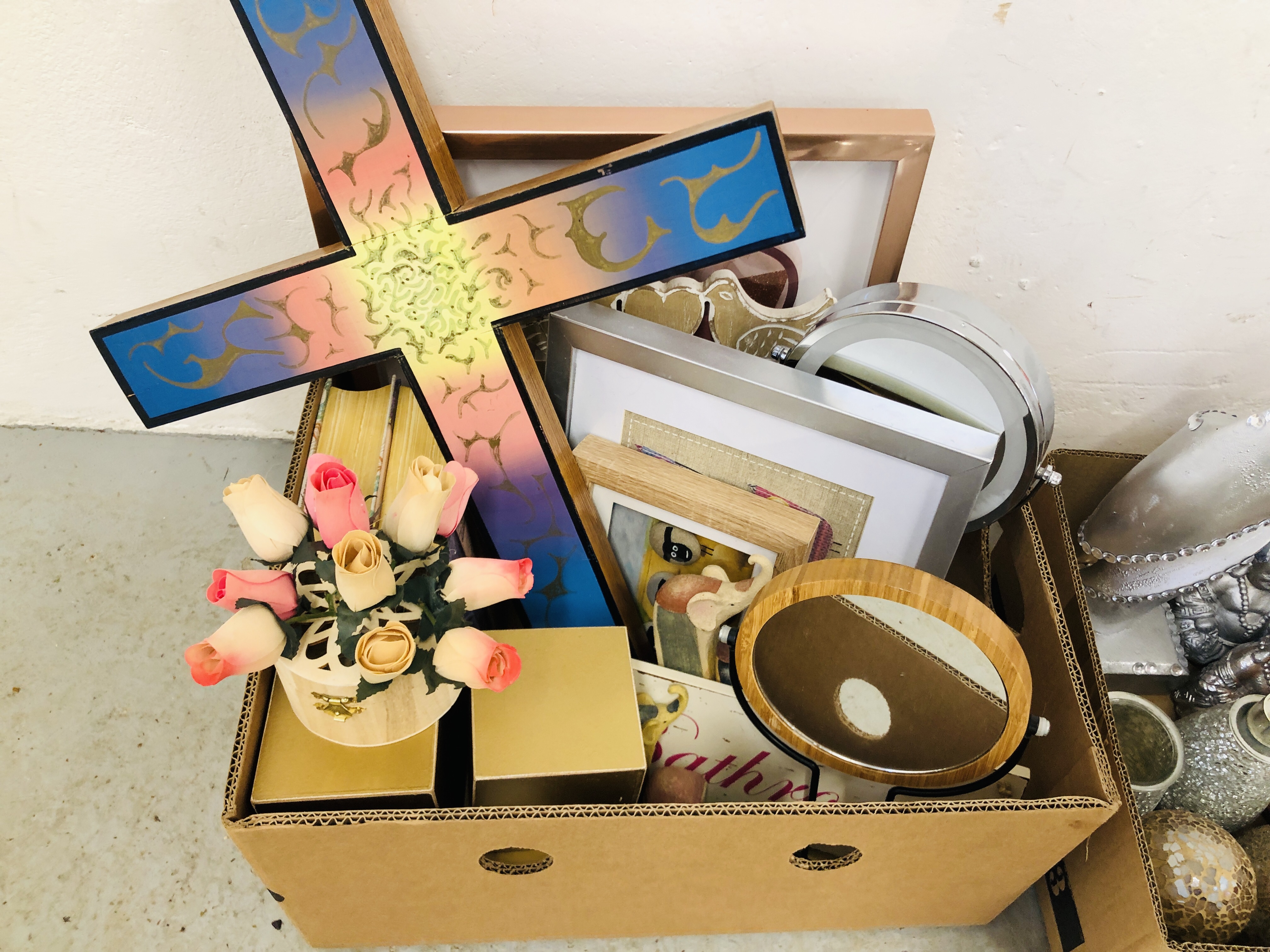 THREE BOXES OF ASSORTED GOOD QUALITY MODERN ORNAMENTS AND ARTWORK TO INCLUDE CRACKLE MOSAIC - Image 4 of 4