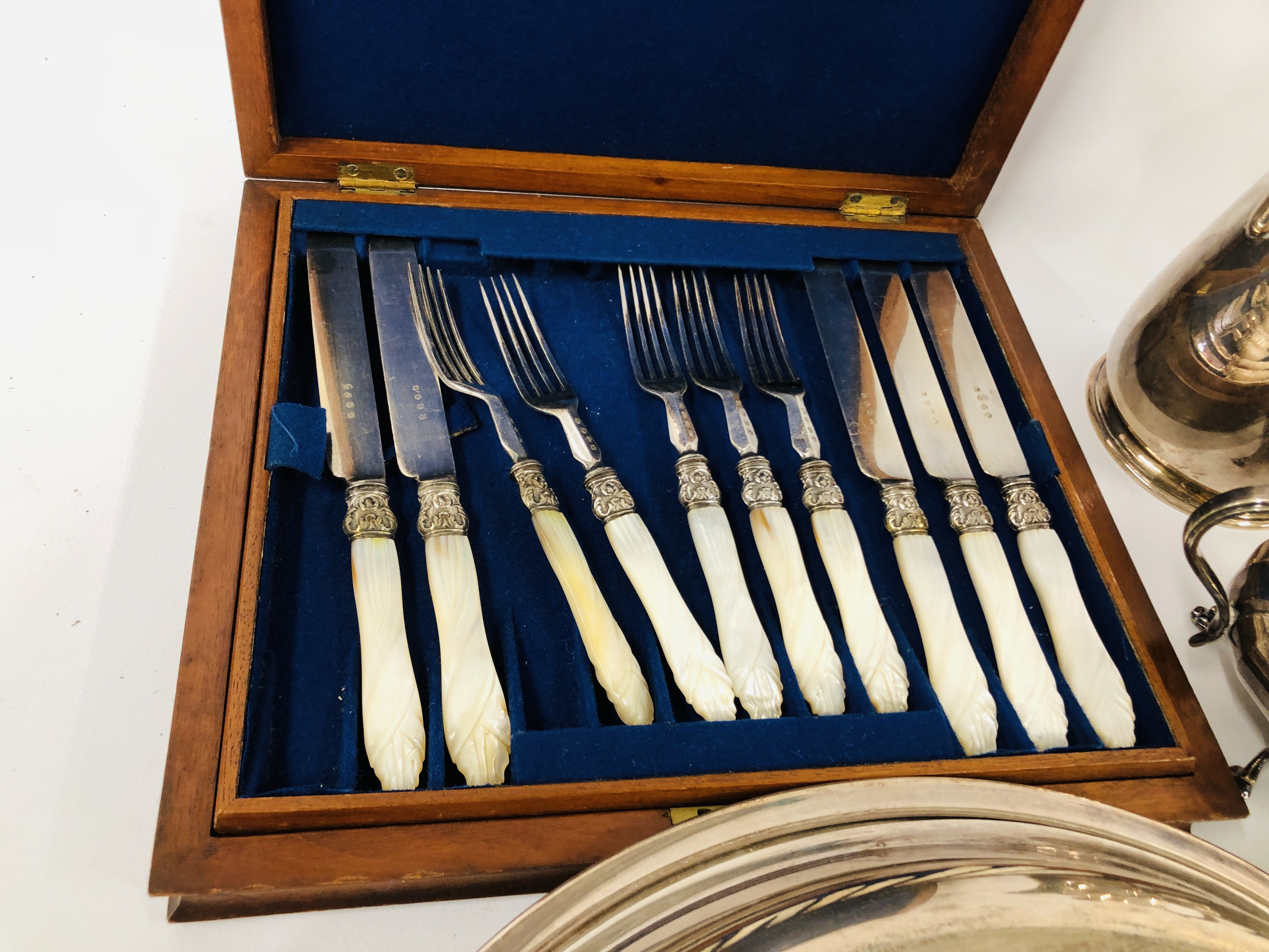 BOX OF ASSORTED VINTAGE SILVER PLATED WARE TO INCLUDE TREEN, THREE PIECE TEA SET + COFFEE POT, - Image 10 of 11