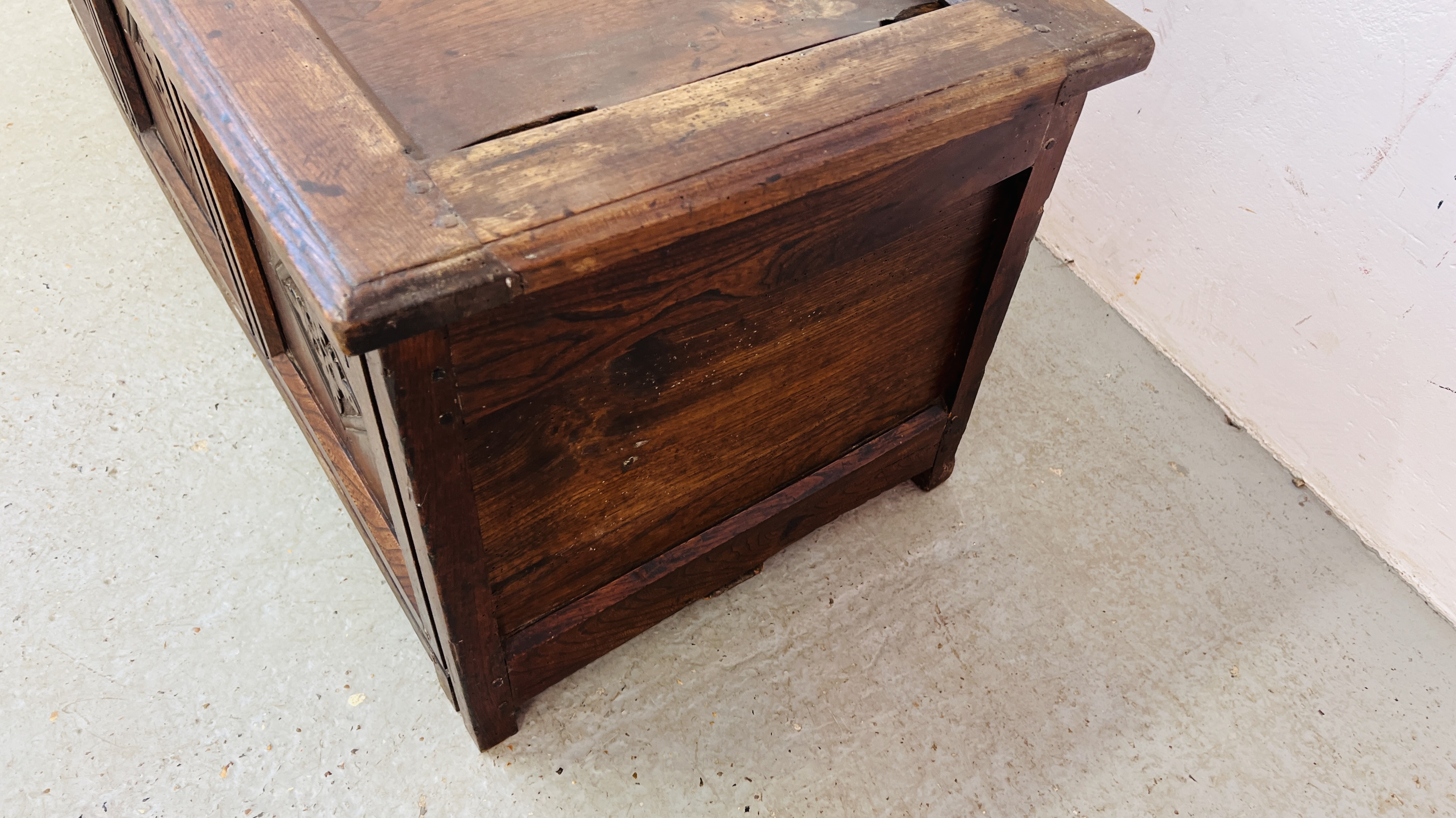 AN C18TH. ELM WOOD COFFER WITH CARVED PANEL DETAILING WIDTH 122CM. DEPTH 50CM. HEIGHT 49CM. - Bild 9 aus 18