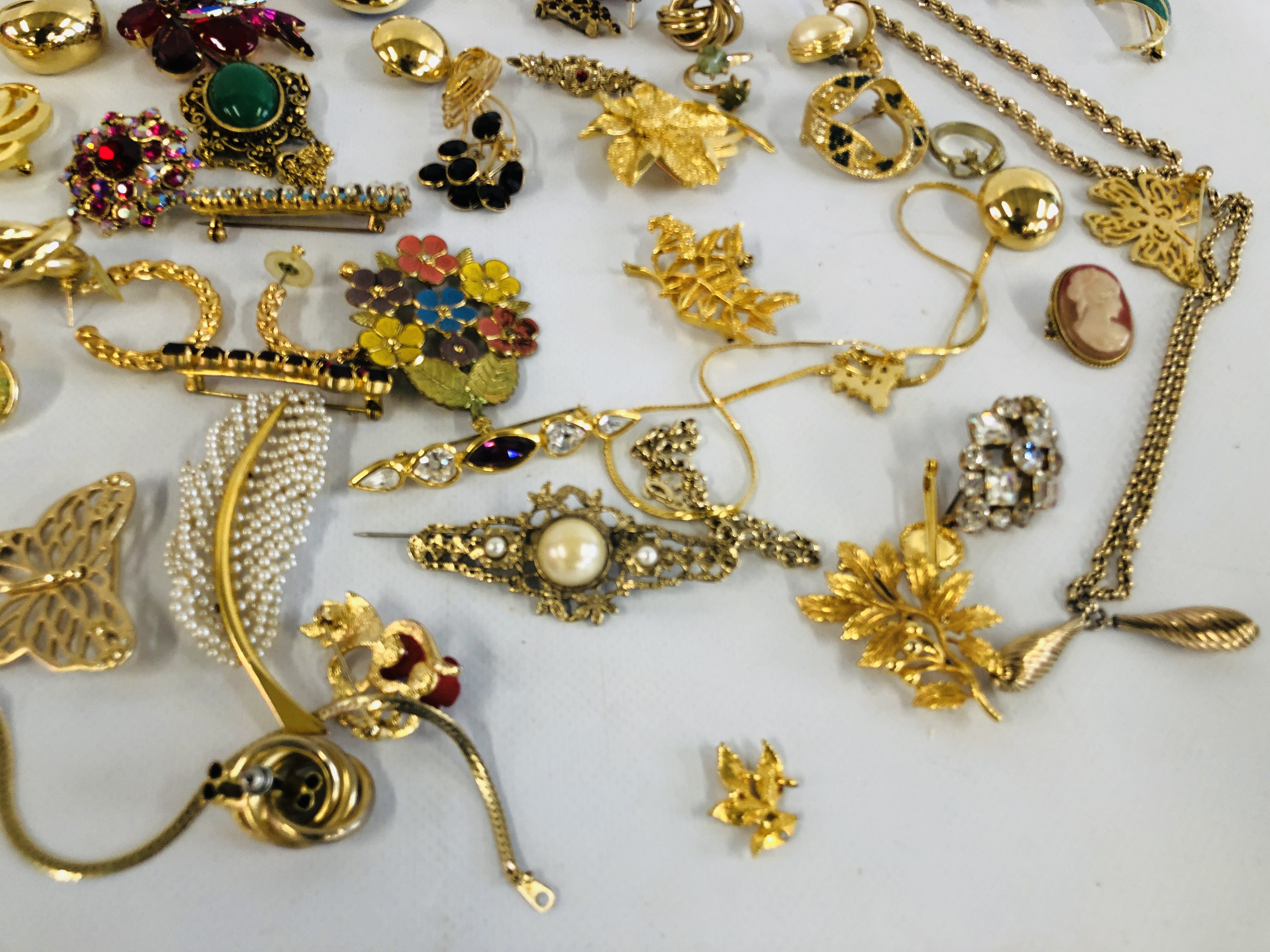 VINTAGE / RETRO AND MODERN GOLD TONE METAL NECKLACES, BRACELETS AND BROOCHES. - Image 2 of 6