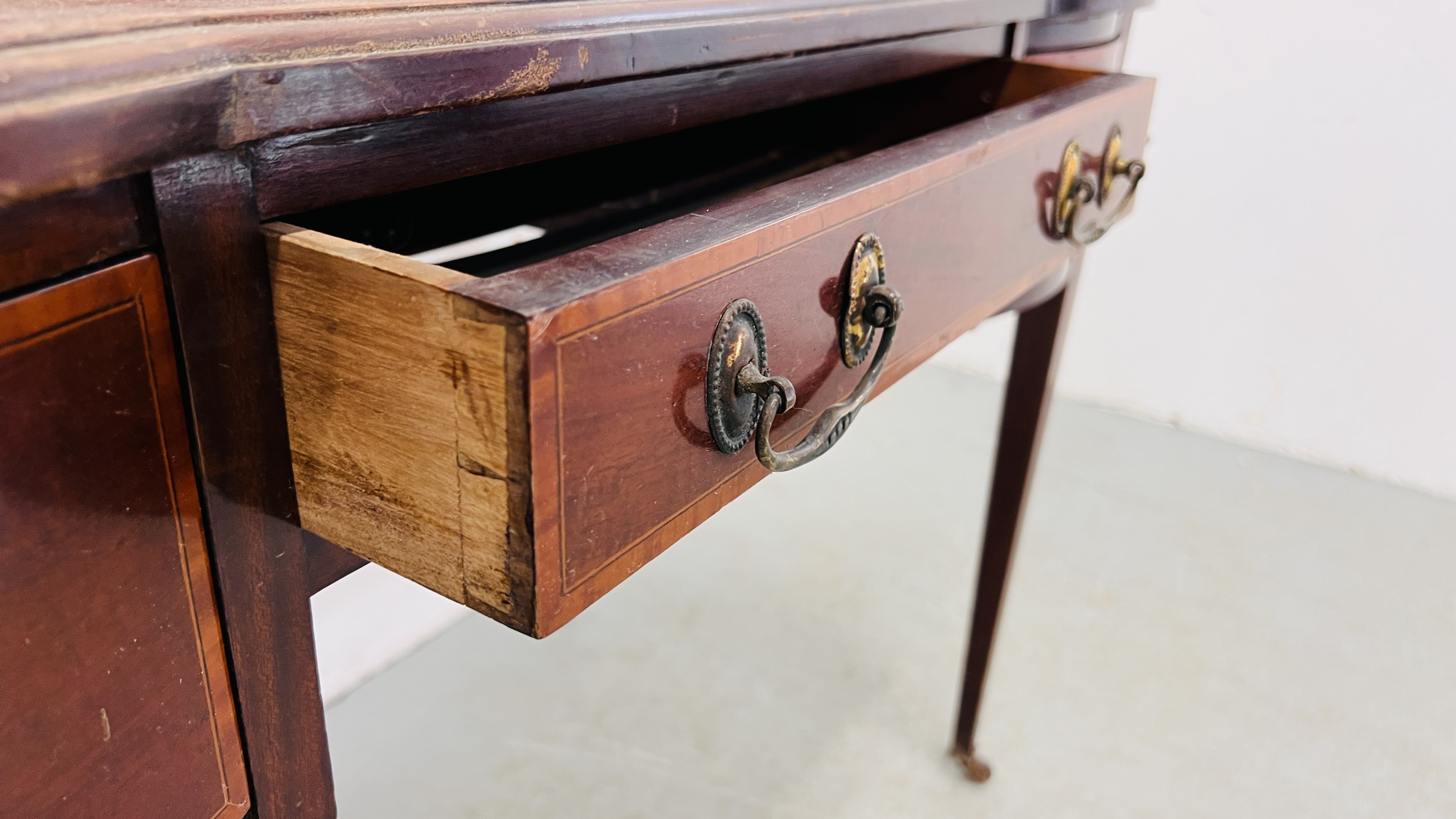 AN EDWARDIAN MAHOGANY AND INLAID WRITING DESK, - Image 14 of 19