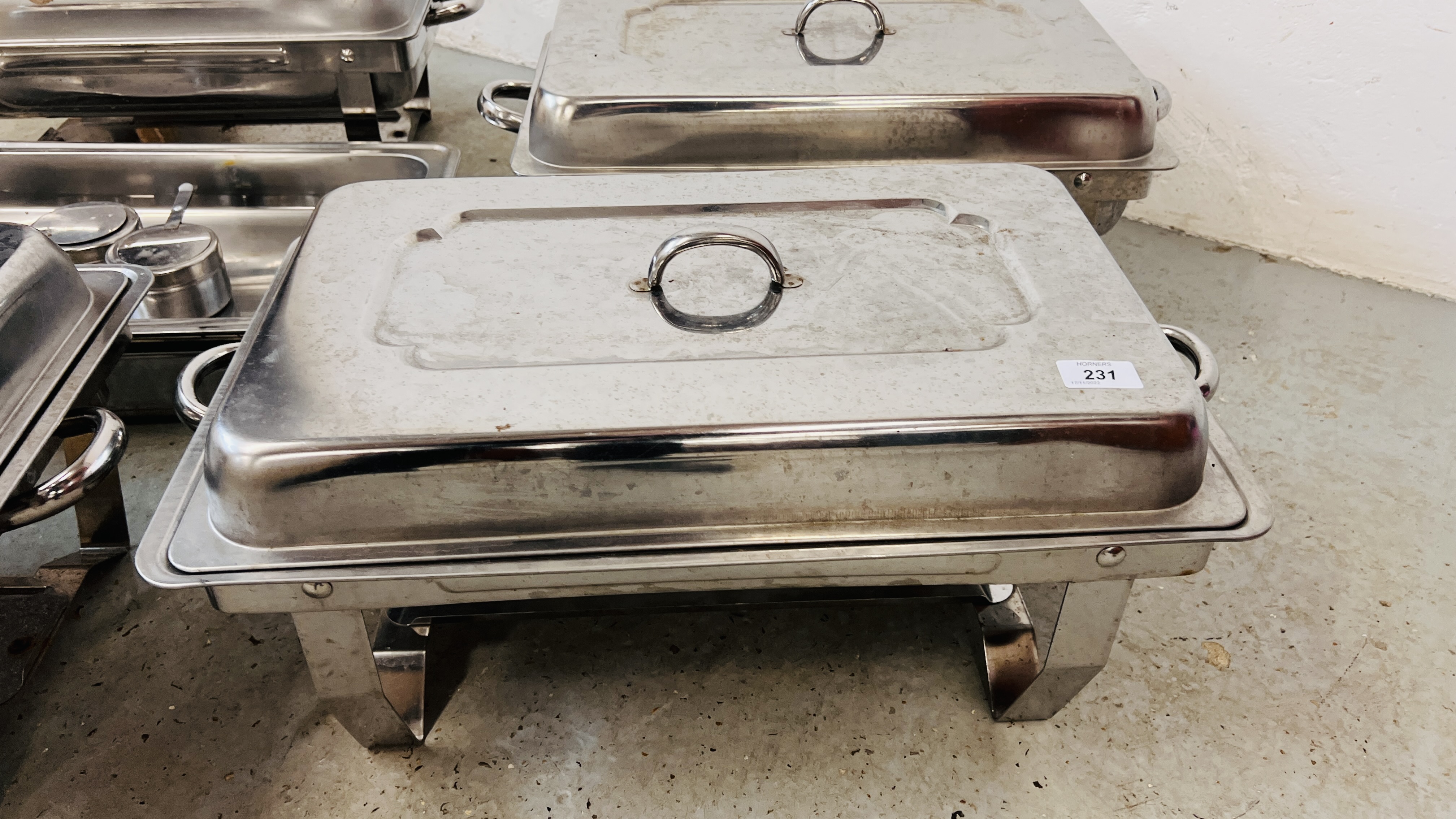 A GROUP OF FOUR STAINLESS STEEL CHAFING DISHES ALONG WITH A FURTHER FOUR TRAYS AND THREE BURNERS. - Image 2 of 6