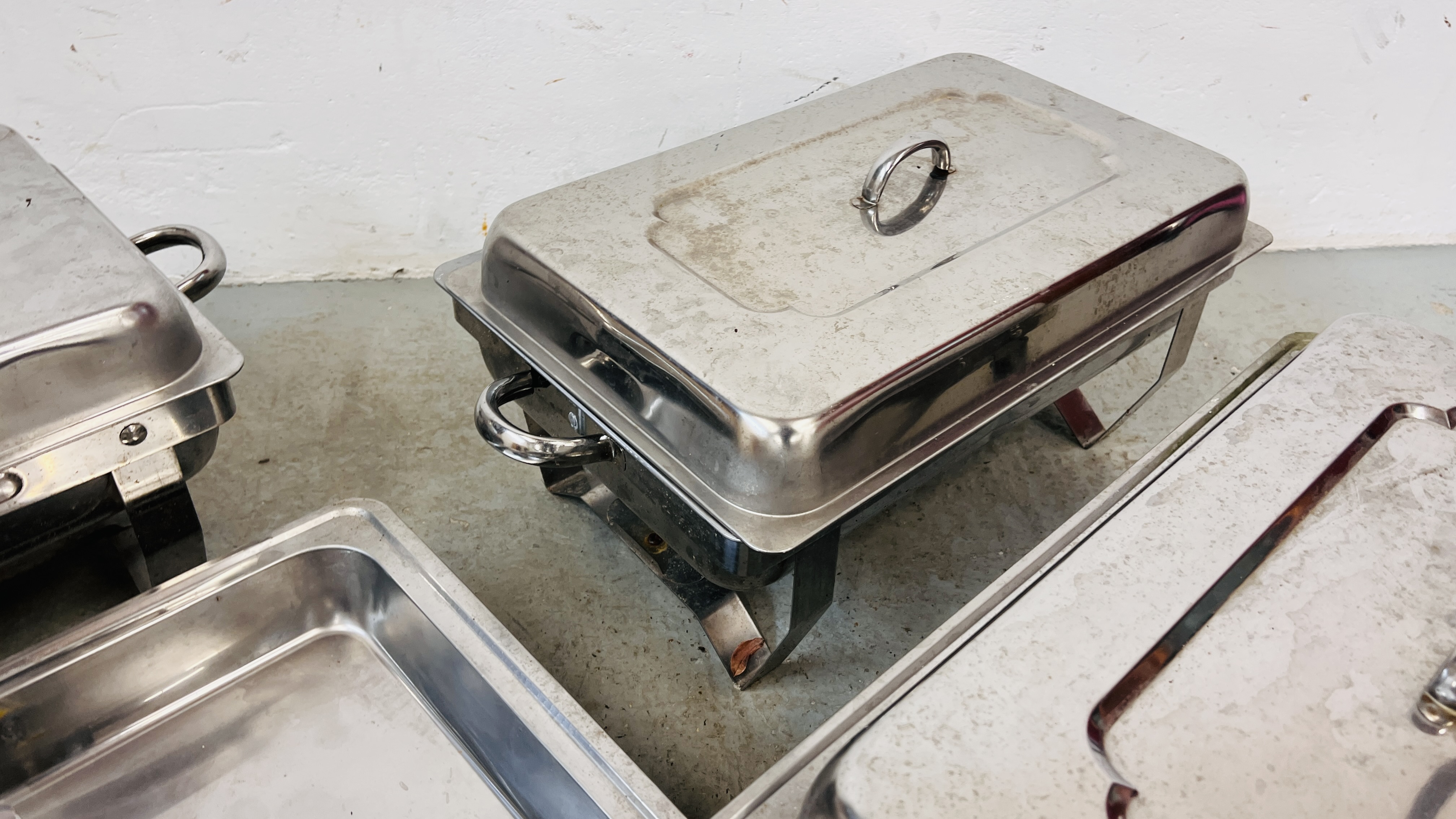 A GROUP OF FOUR STAINLESS STEEL CHAFING DISHES ALONG WITH A FURTHER FOUR TRAYS AND THREE BURNERS. - Image 5 of 6