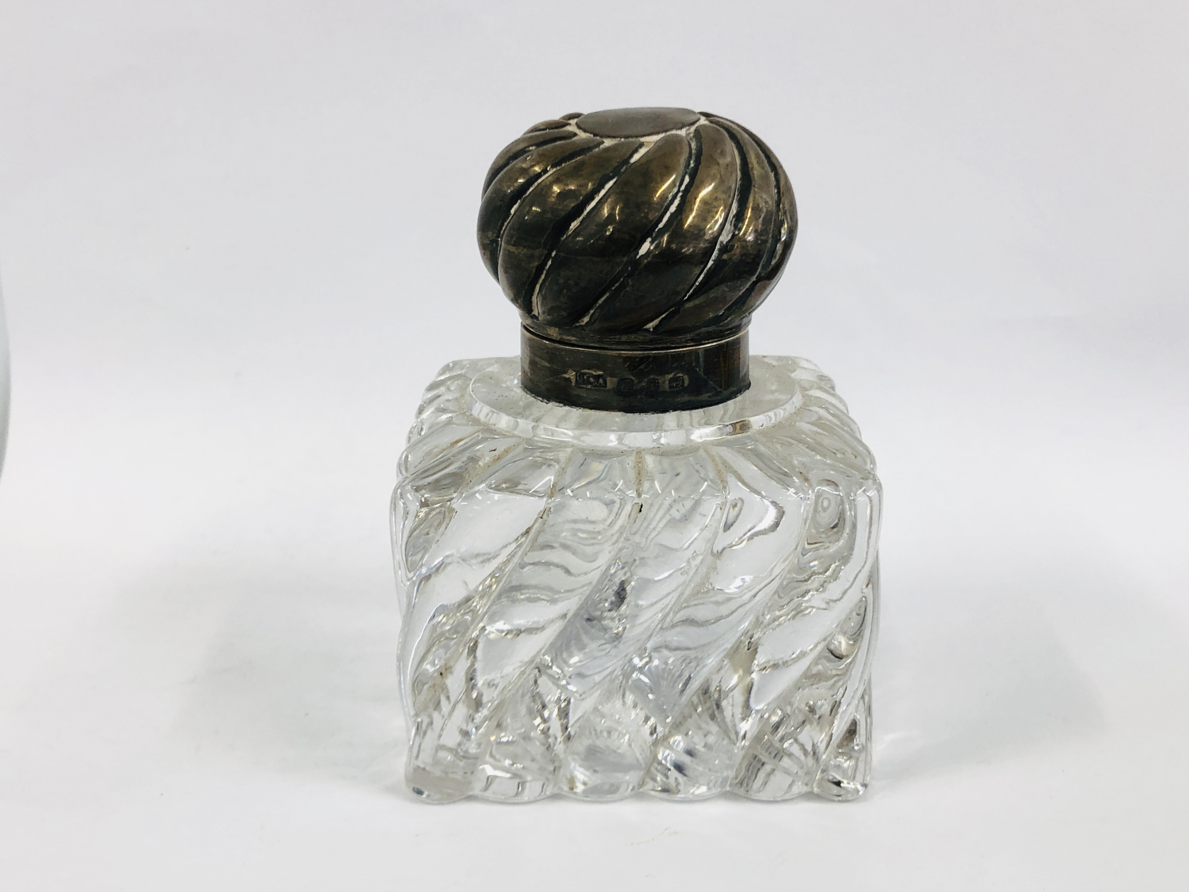 A SILVER MOUNTED GLASS INKWELL, THE COLLAR AND LID BIRMINGHAM 1916,