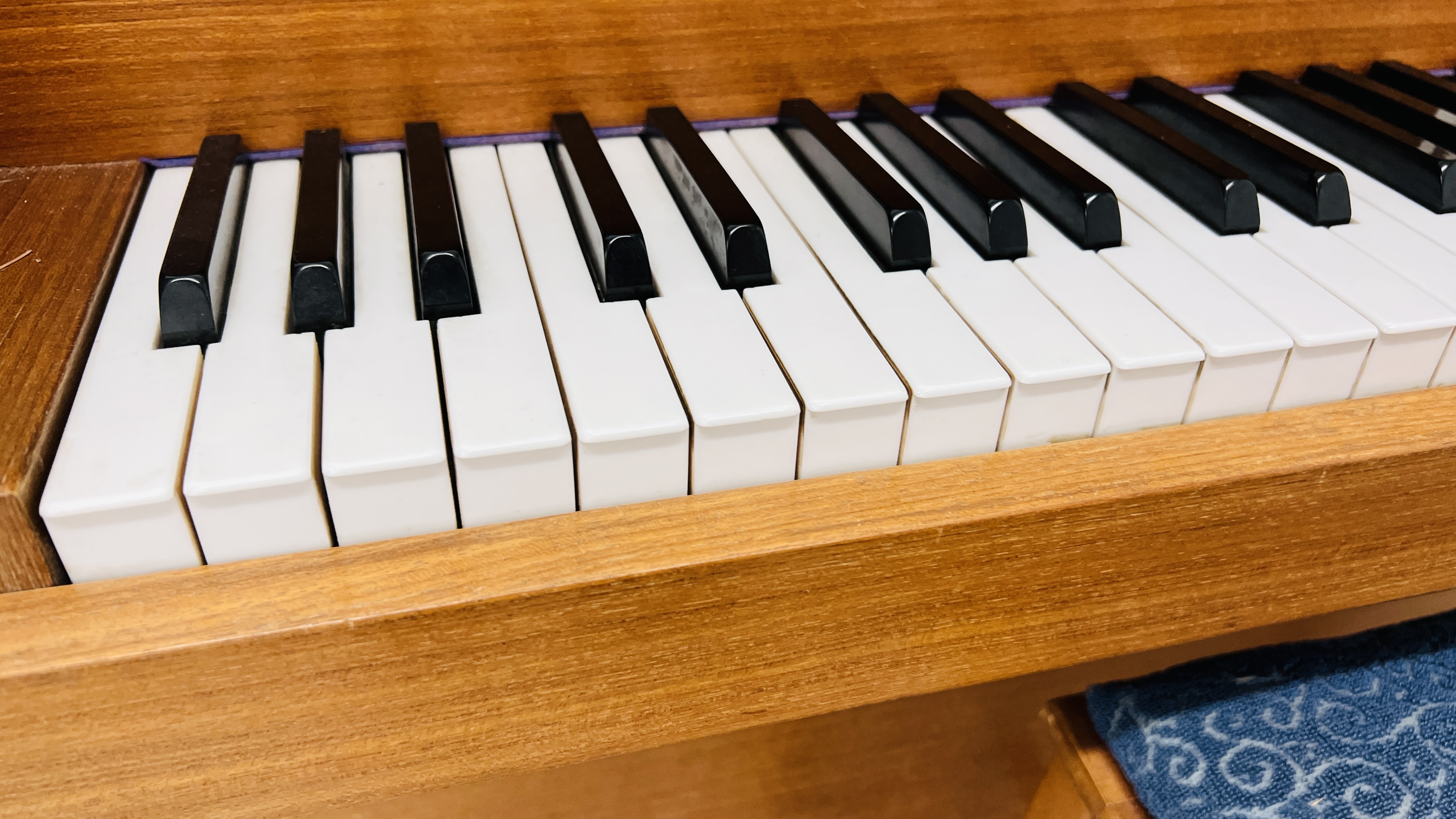 A GILES MODERN OVERSTRUNG UPRIGHT PIANO COMPLETE WITH MUSIC STOOL - Image 4 of 13