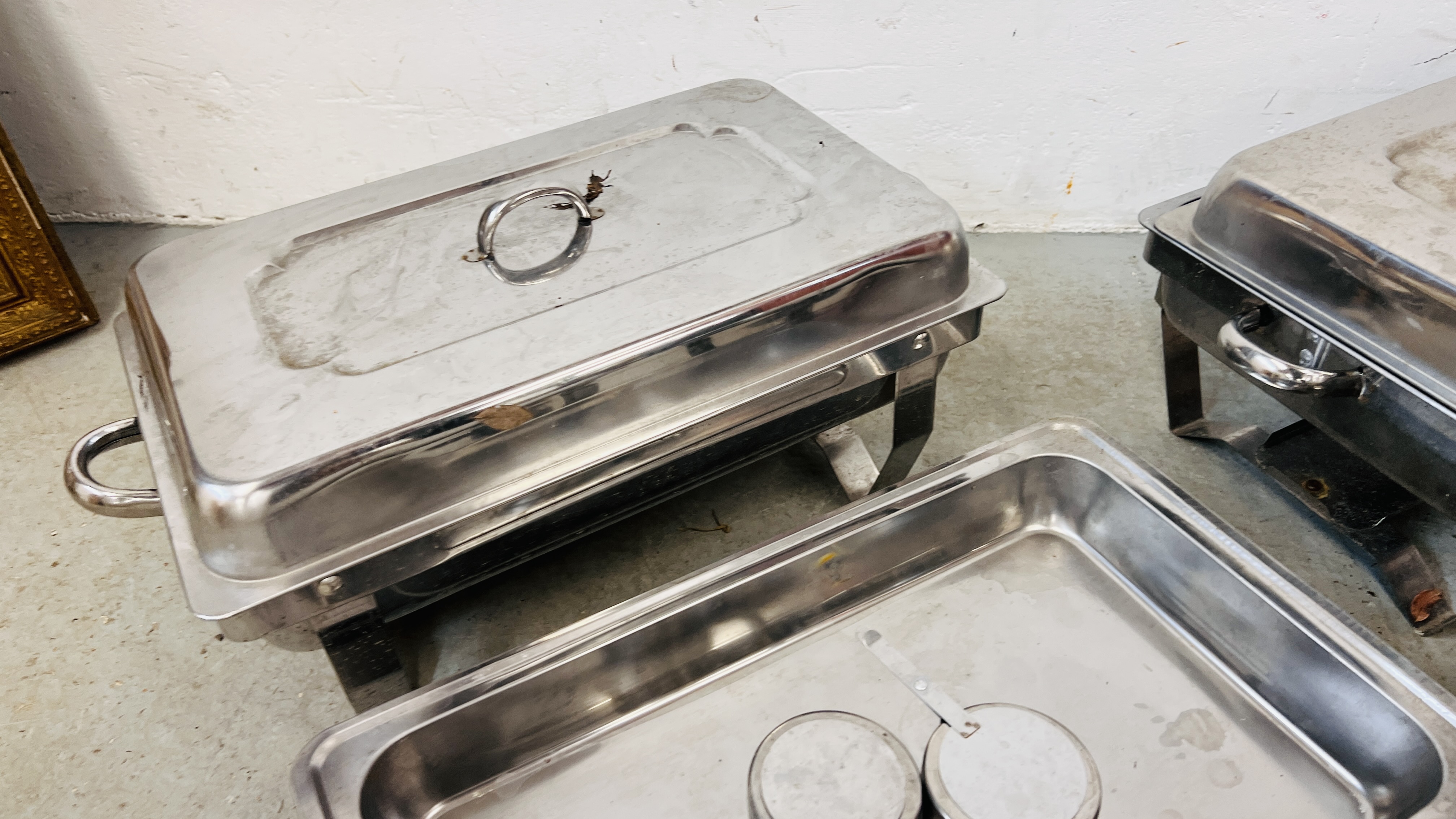 A GROUP OF FOUR STAINLESS STEEL CHAFING DISHES ALONG WITH A FURTHER FOUR TRAYS AND THREE BURNERS. - Image 6 of 6