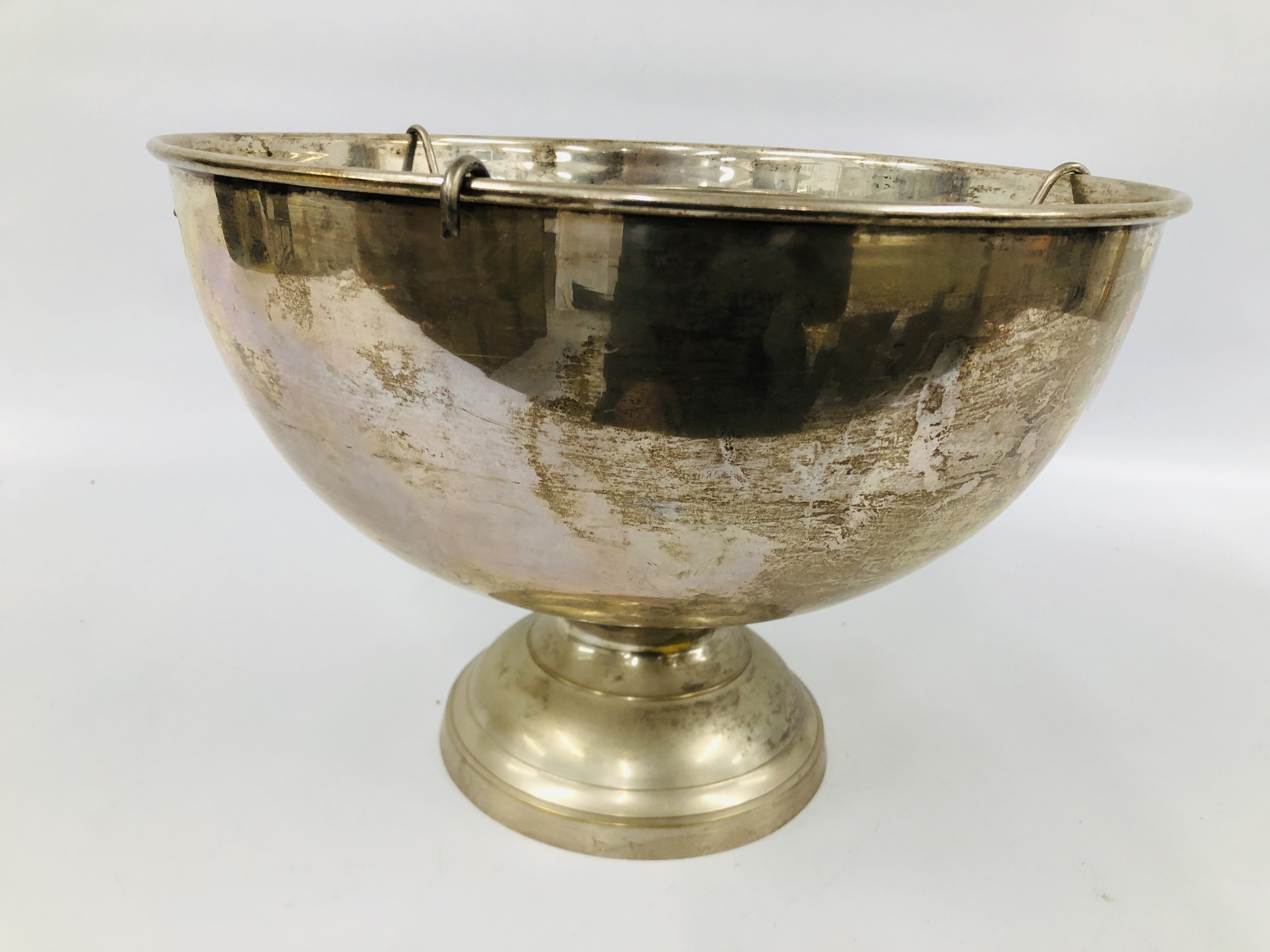 VINTAGE MID CENTURY SILVER PLATED SEVEN BOTTLE CHAMPAGNE BUCKET ON PEDESTAL BASE, H 27CM X D 39CM. - Image 4 of 6