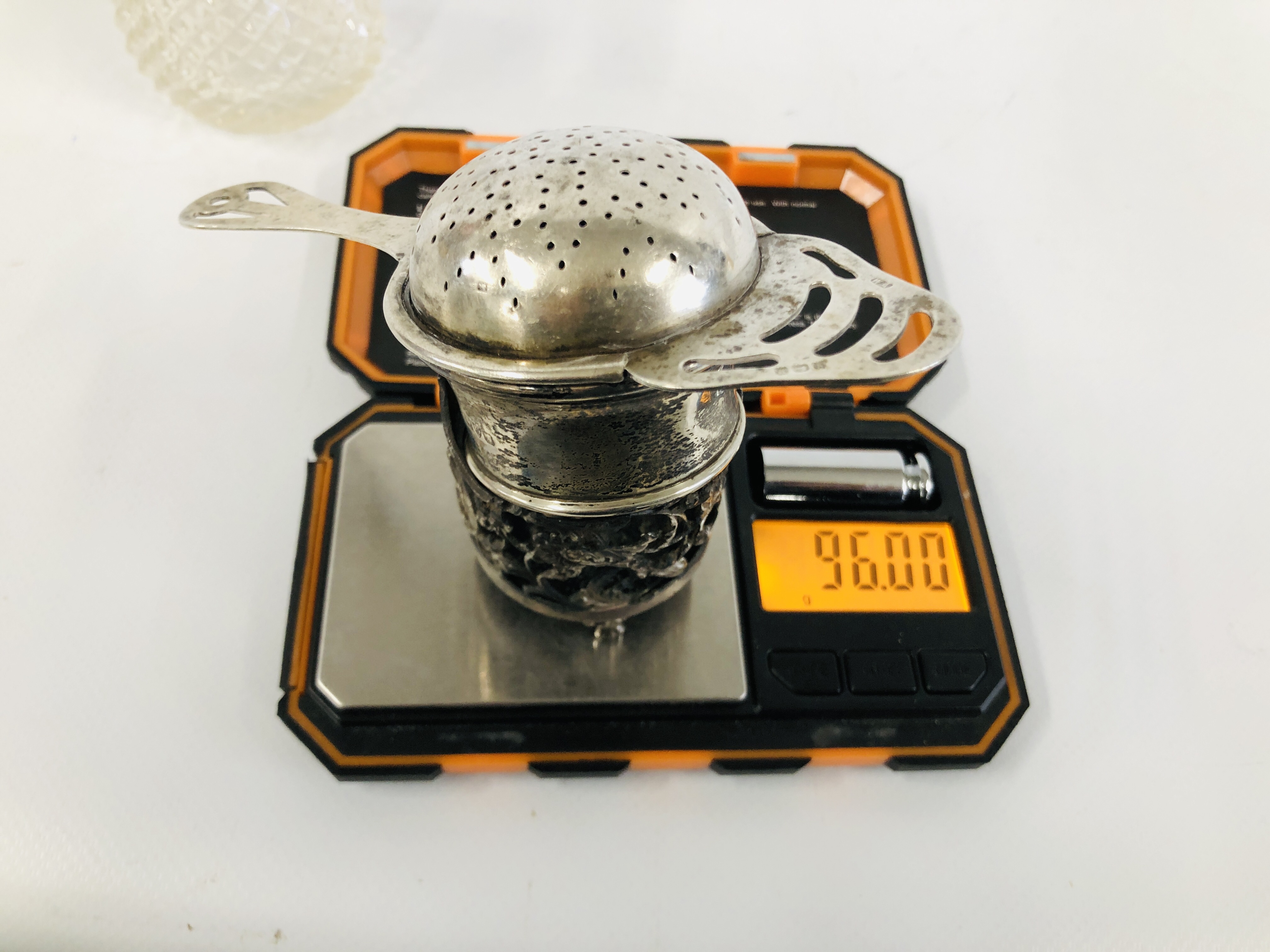 A GROUP OF SILVER TO INCLUDE A TEA STRAINER BIRMINGHAM ASSAY, - Image 14 of 15