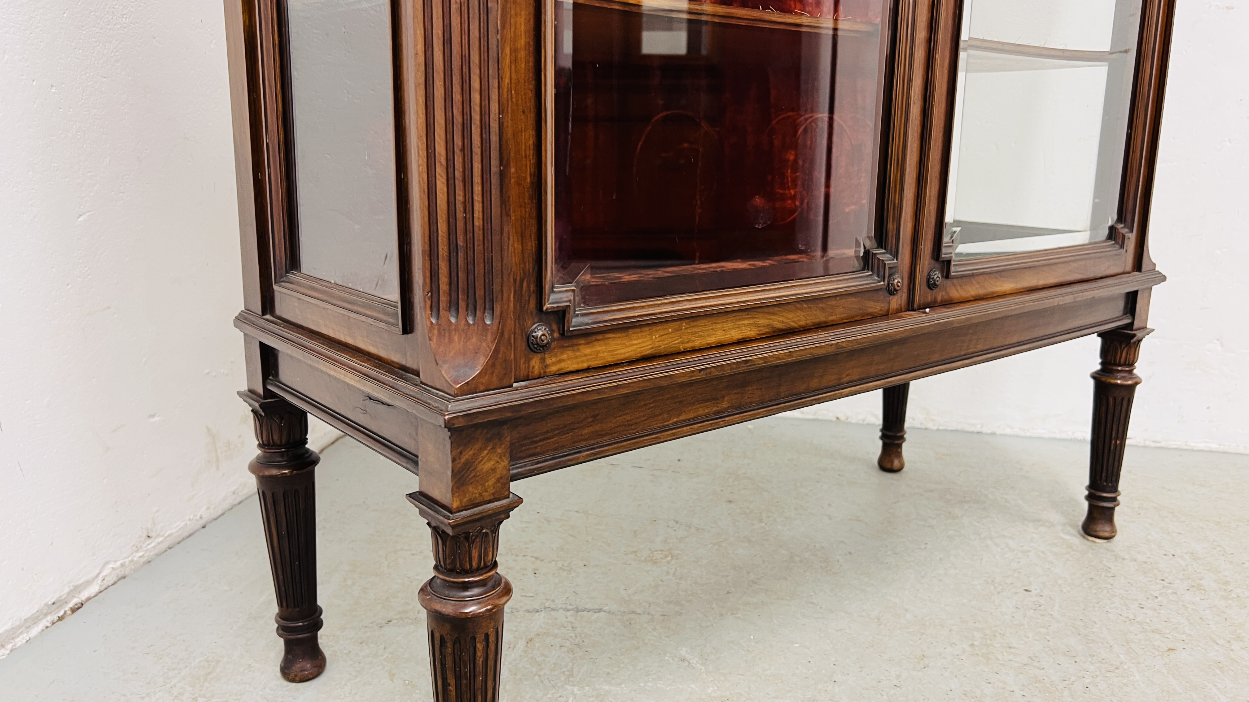 ANTIQUE MAHOGANY TWO DOOR GLAZED DISPLAY CABINET WITH VELVET UPHOLSTERED SHELVES STANDING ON REEDED - Image 8 of 14