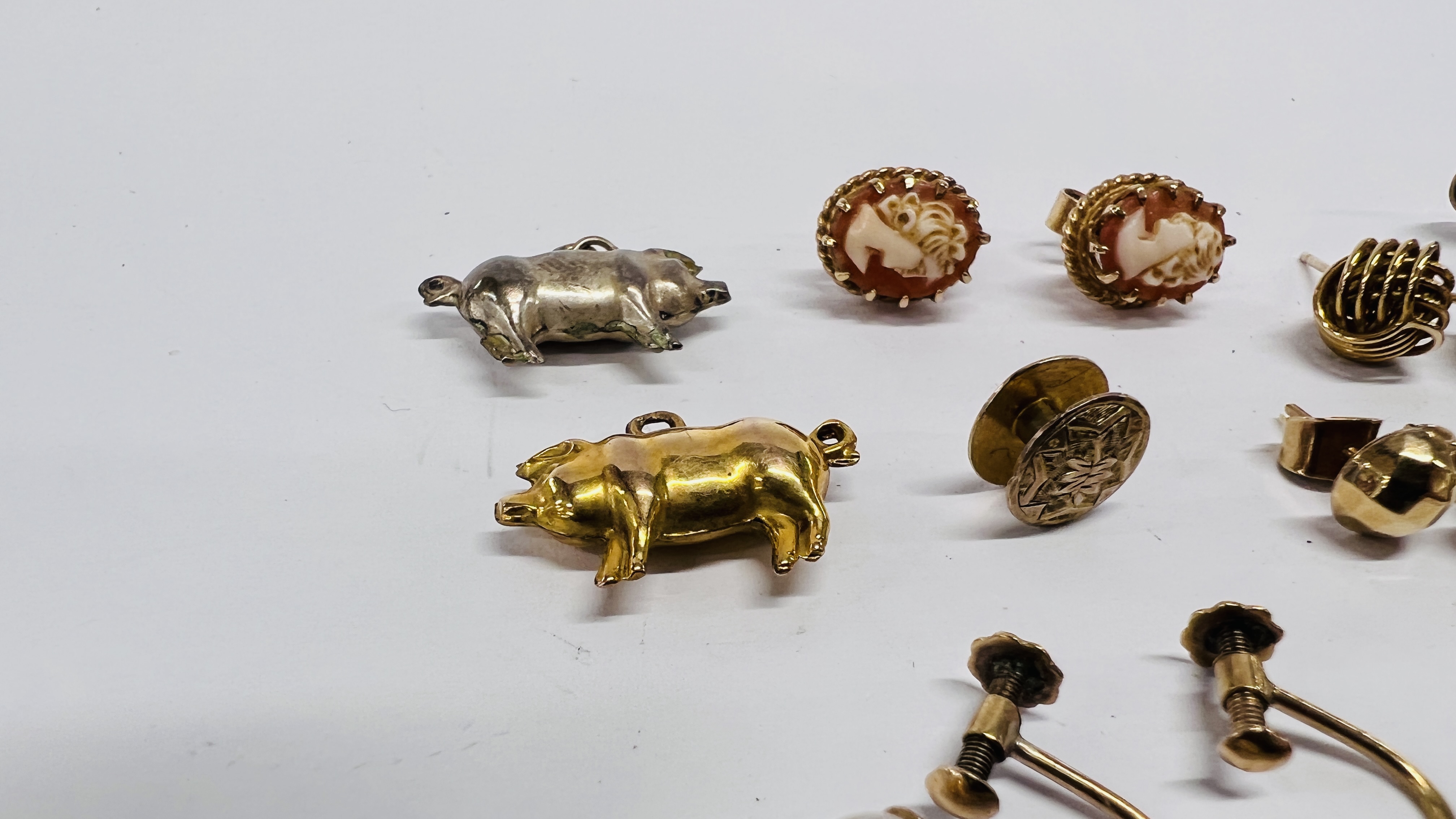 A GROUP OF FIVE PAIRS OF YELLOW METAL STUD EARRINGS TO INCLUDE PEARL AND CAMEO EXAMPLES, - Image 4 of 9