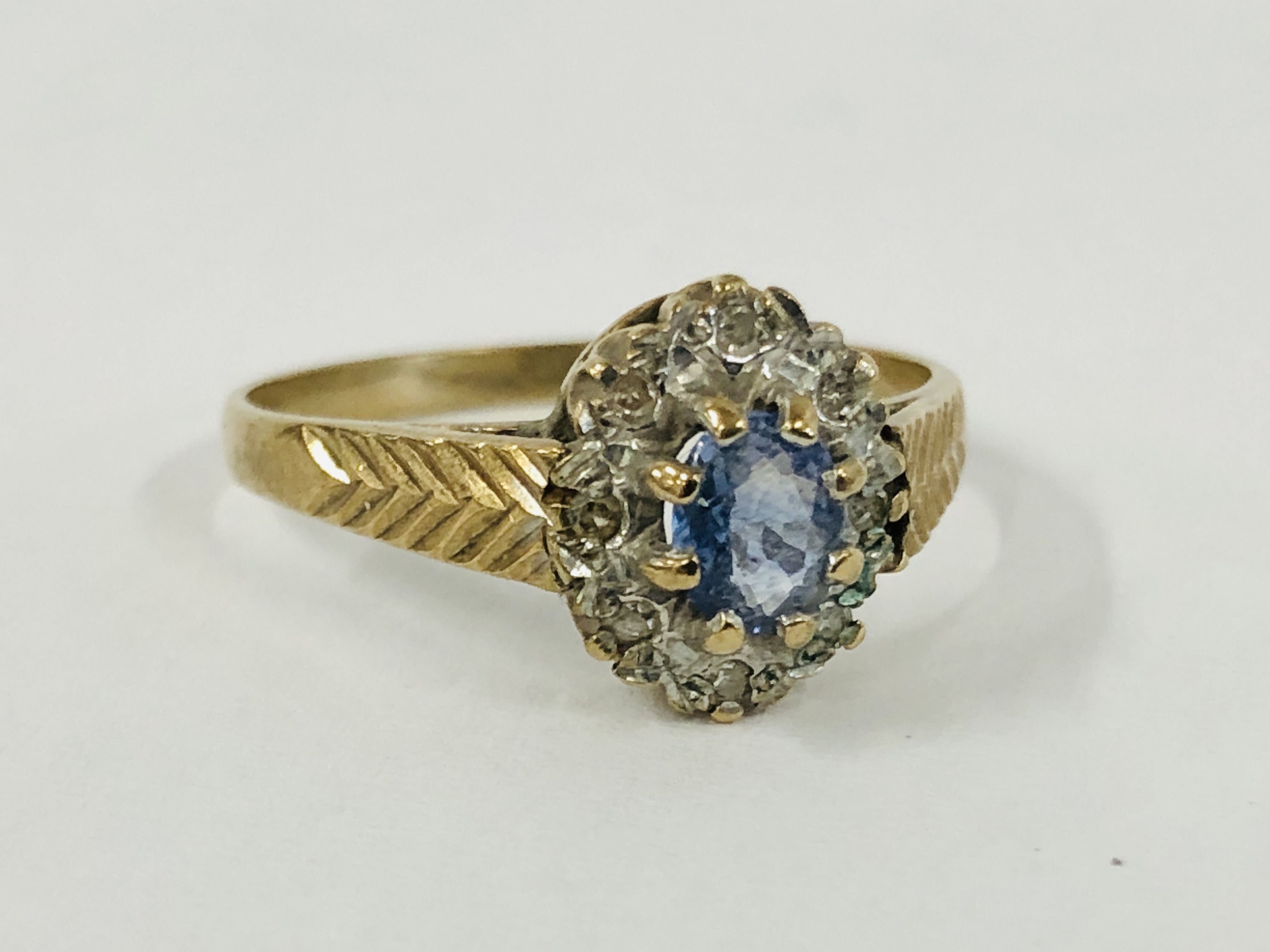 AN ATTRACTIVE 9CT GOLD DRESS RING SET WITH CENTRAL PALE BLUE STONE, SURROUNDED BY SMALLER DIAMONDS. - Image 4 of 6