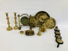 BOX OF MIXED BRASS WARE TO INCLUDE A SMALL DINNER GONG, HORSE BRASSES, PAIR OF CANDLESTICKS,