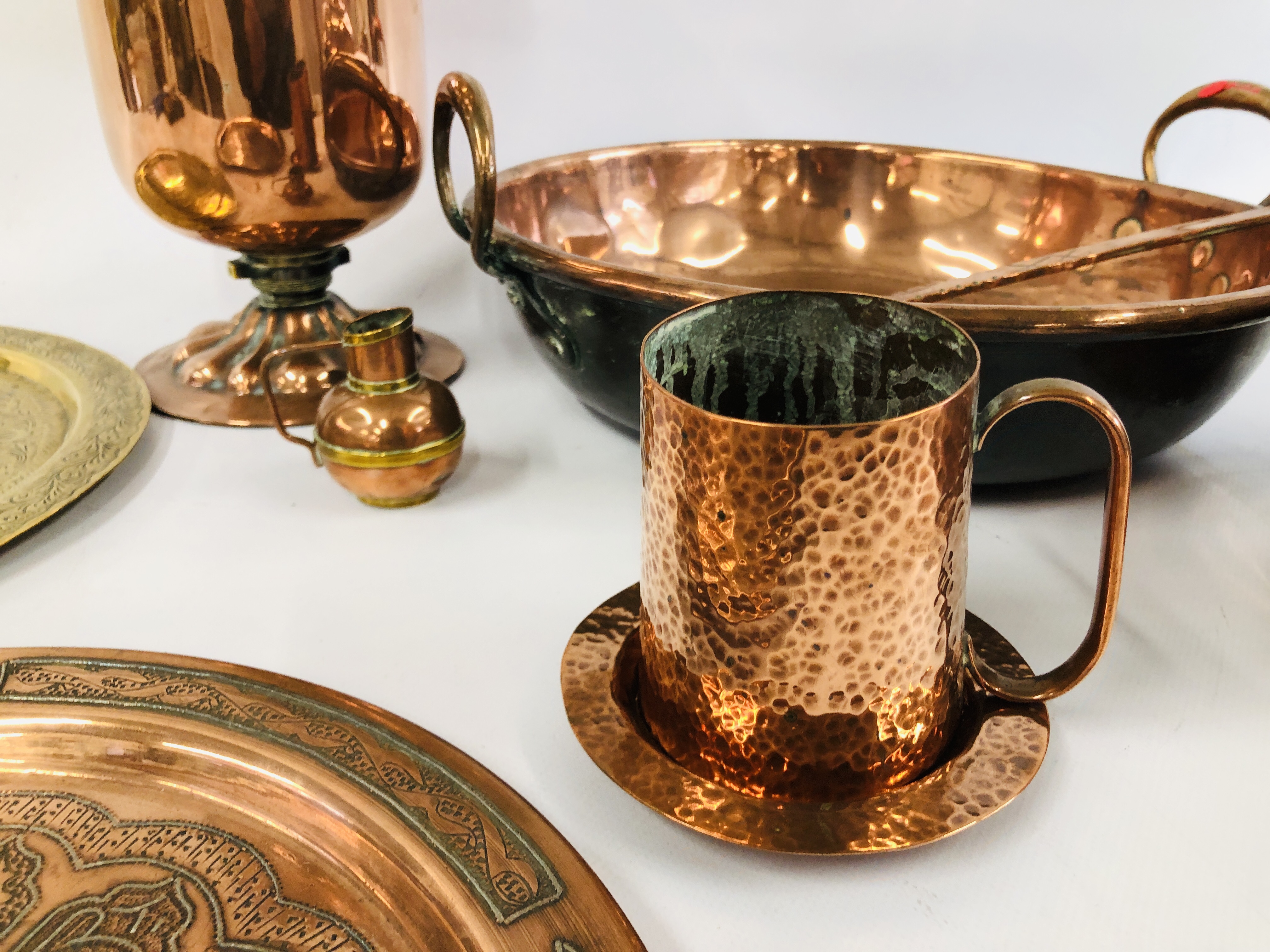 BOX OF ASSORTED METAL WARE TO INCLUDE COPPER TWO HANDLED PAN AND KETTLE, - Image 5 of 7