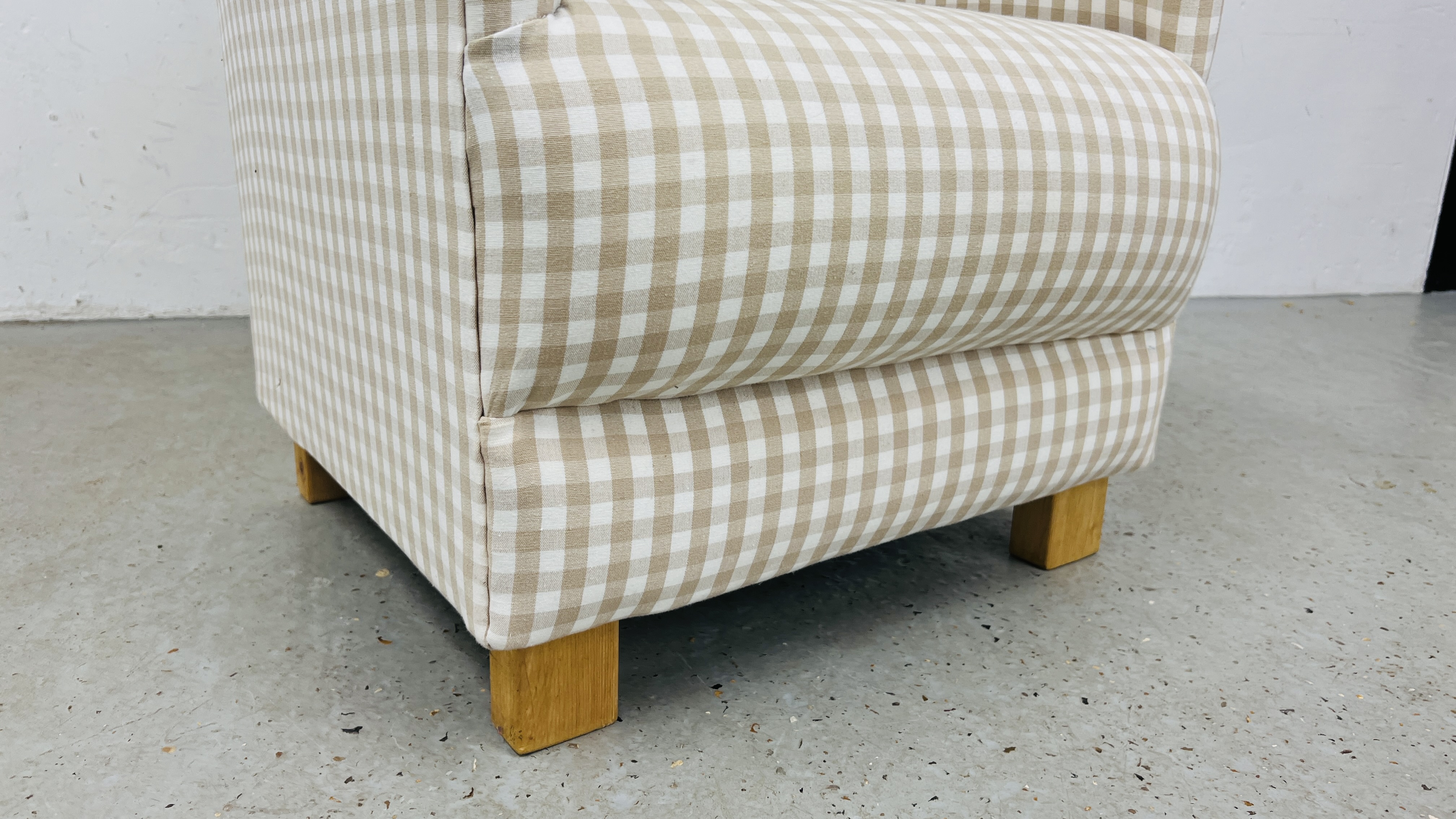 A SMALL CREAM/BEIGE CHECK UPHOLSTERED EASY CHAIR - Image 4 of 7