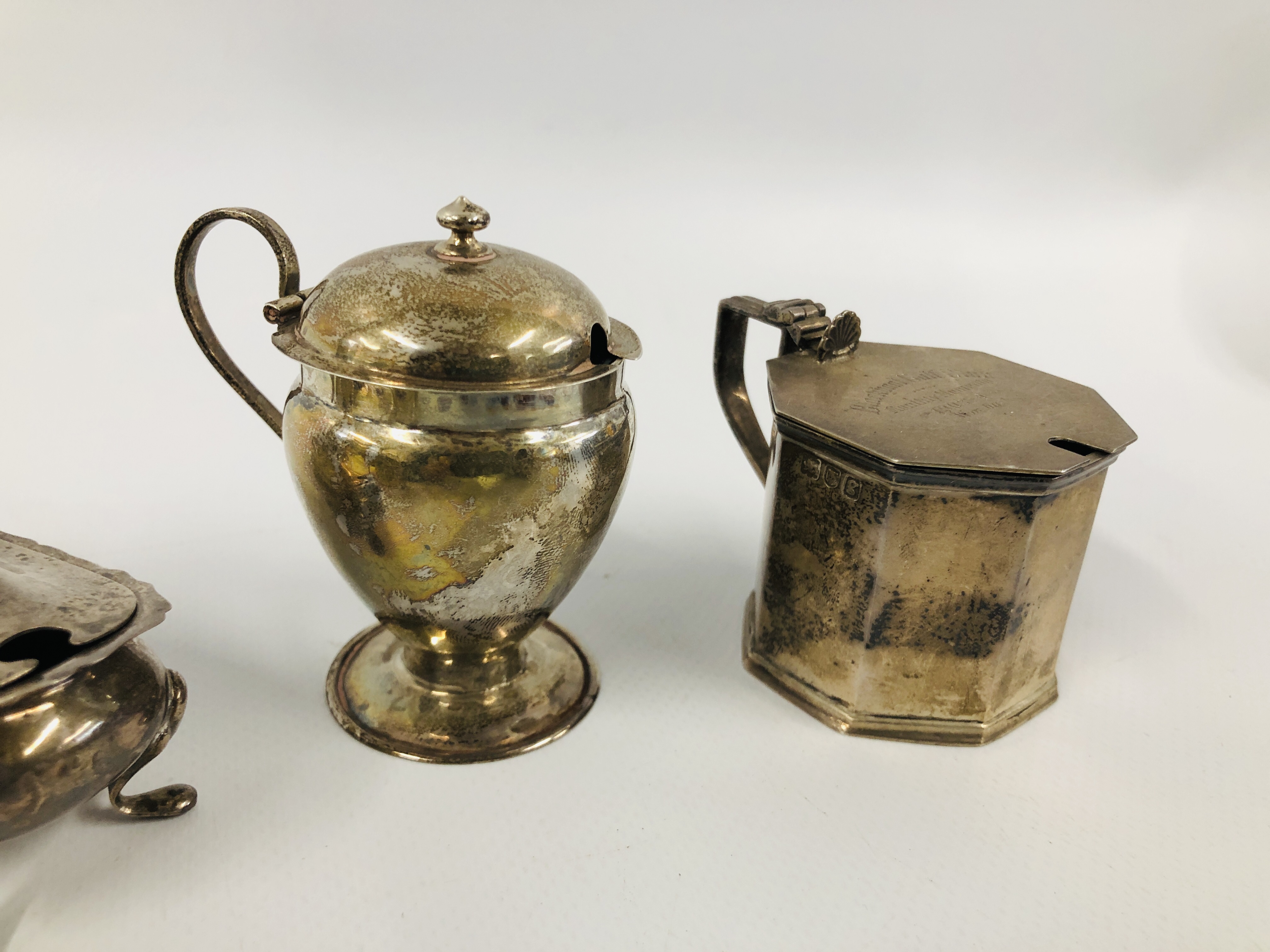 A GROUP OF SIX VARIOUS SILVER MUSTARDS ALL WITH HINGED COVERS AND LINERS VARIOUS ASSAY AND MAKERS - Image 5 of 13