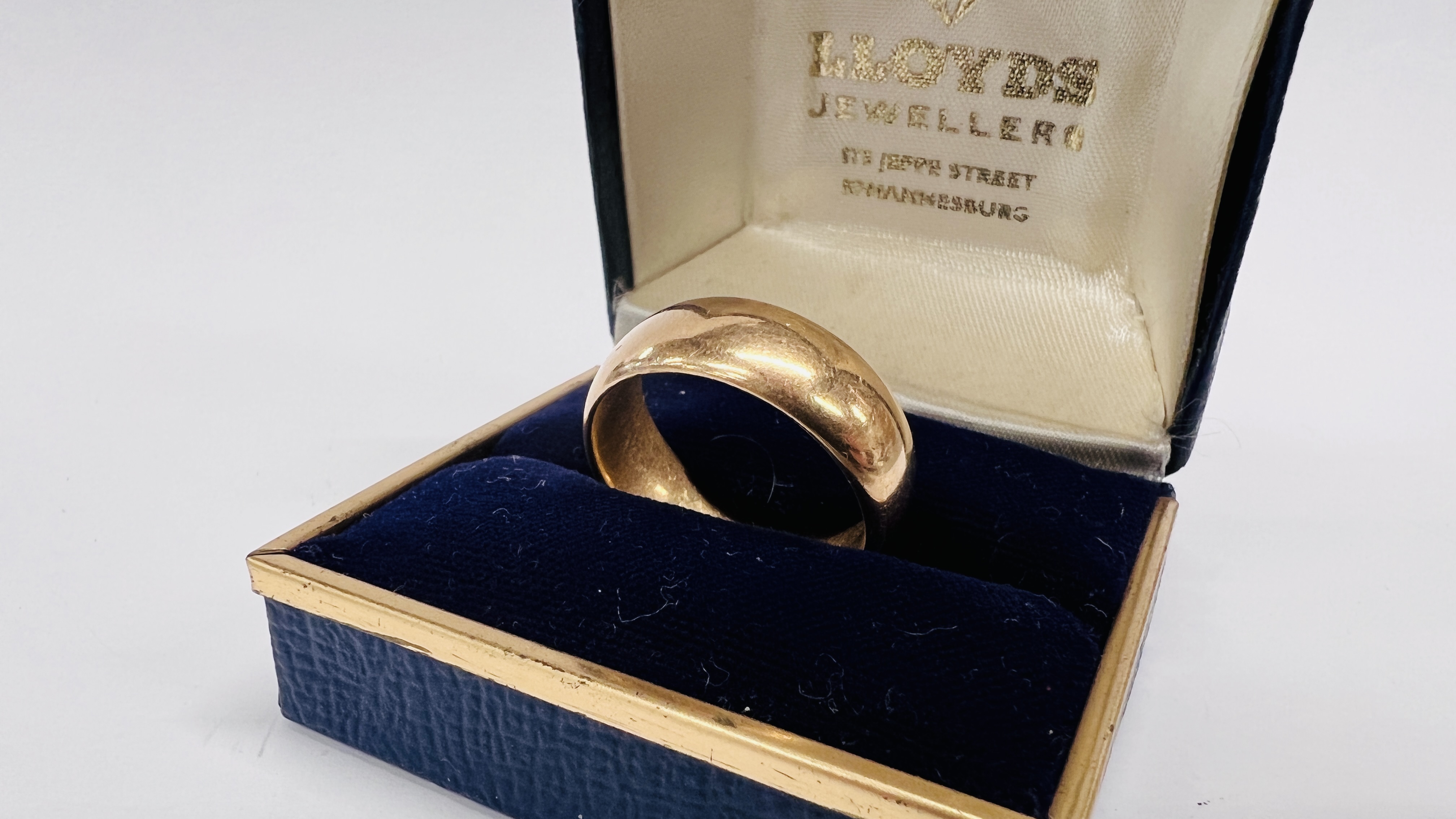 A 15CT GOLD GENTLEMAN'S WEDDING BAND. - Image 2 of 7