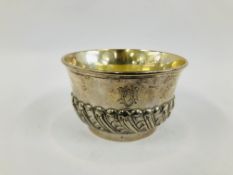 A SILVER CIRCULAR SUGAR BOWL WITH GUILLOCHE DECORATION, RUBBED MARKS DIA. 9CM.