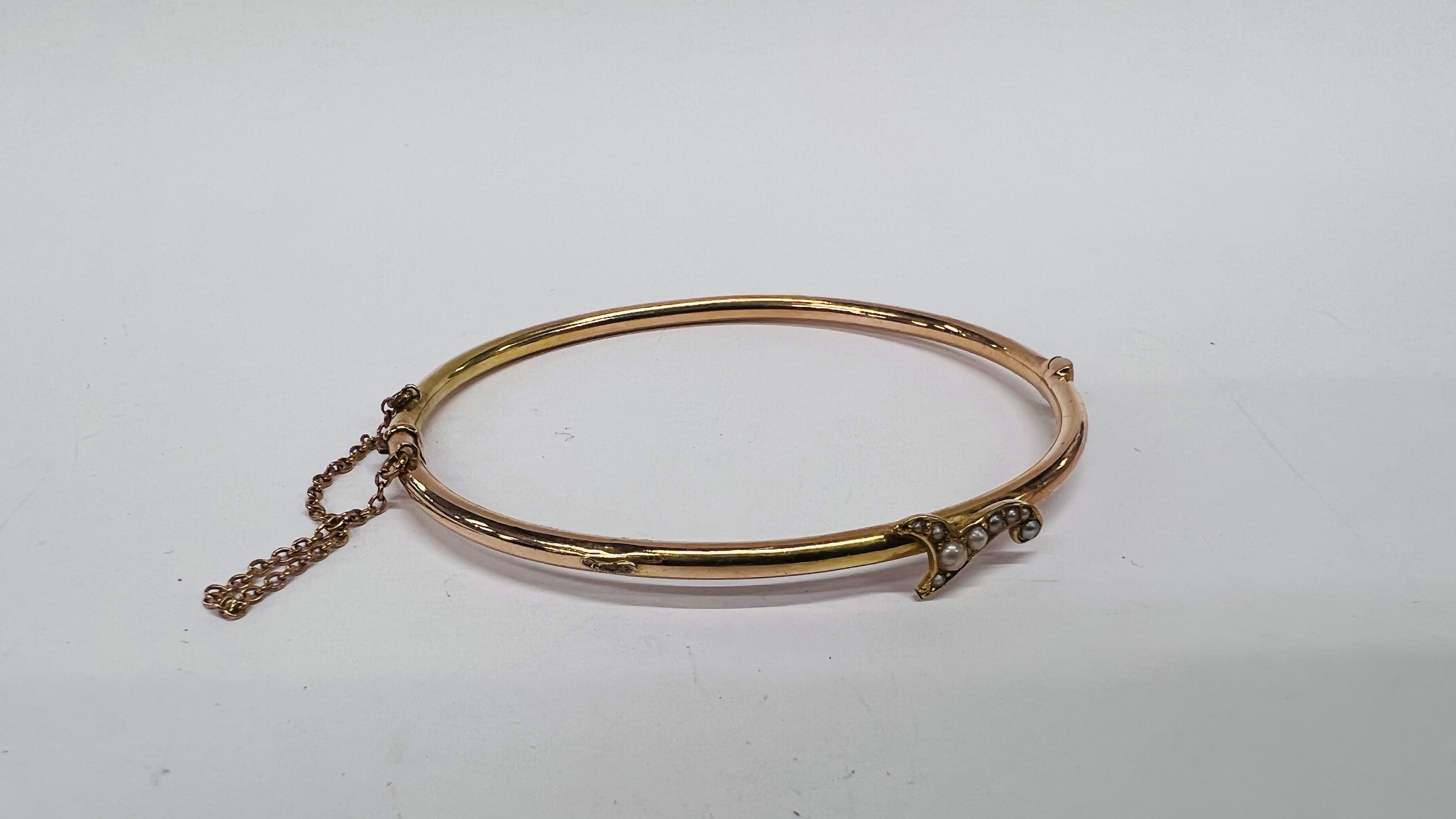 A 15CT GOLD BANGLE, MOUNTED WITH SEED PEARLS IN LEATHER CASE. - Image 5 of 11